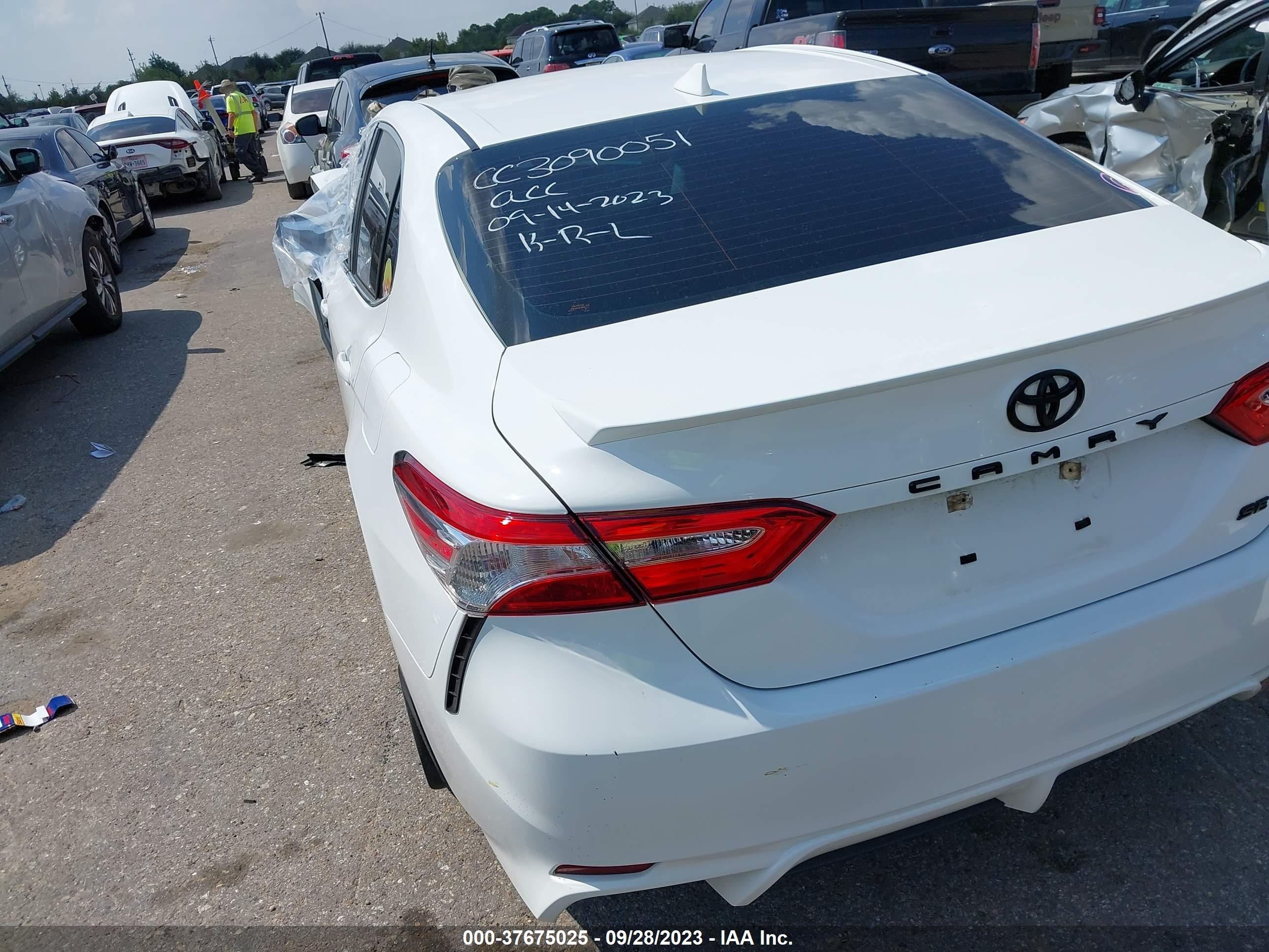 Photo 2 VIN: 4T1G11AK5LU331697 - TOYOTA CAMRY 