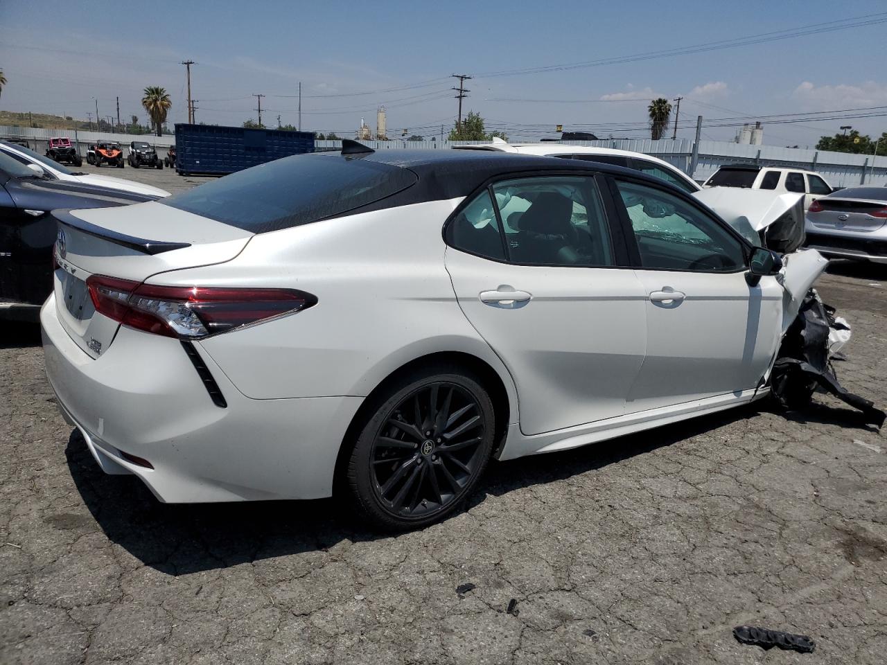 Photo 2 VIN: 4T1K31AK3NU043118 - TOYOTA CAMRY 