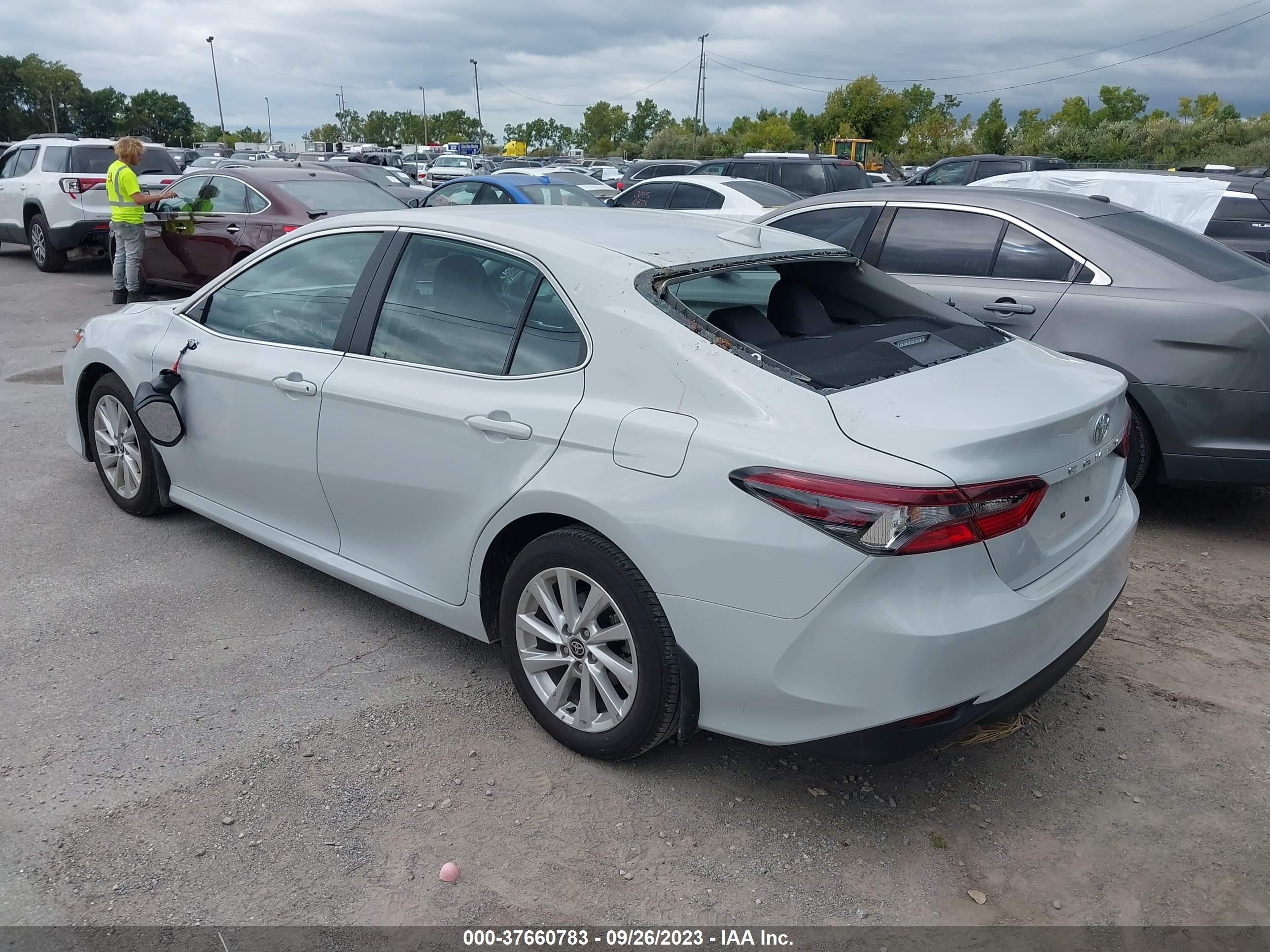 Photo 2 VIN: 4T1R11AK8PU167943 - TOYOTA CAMRY 