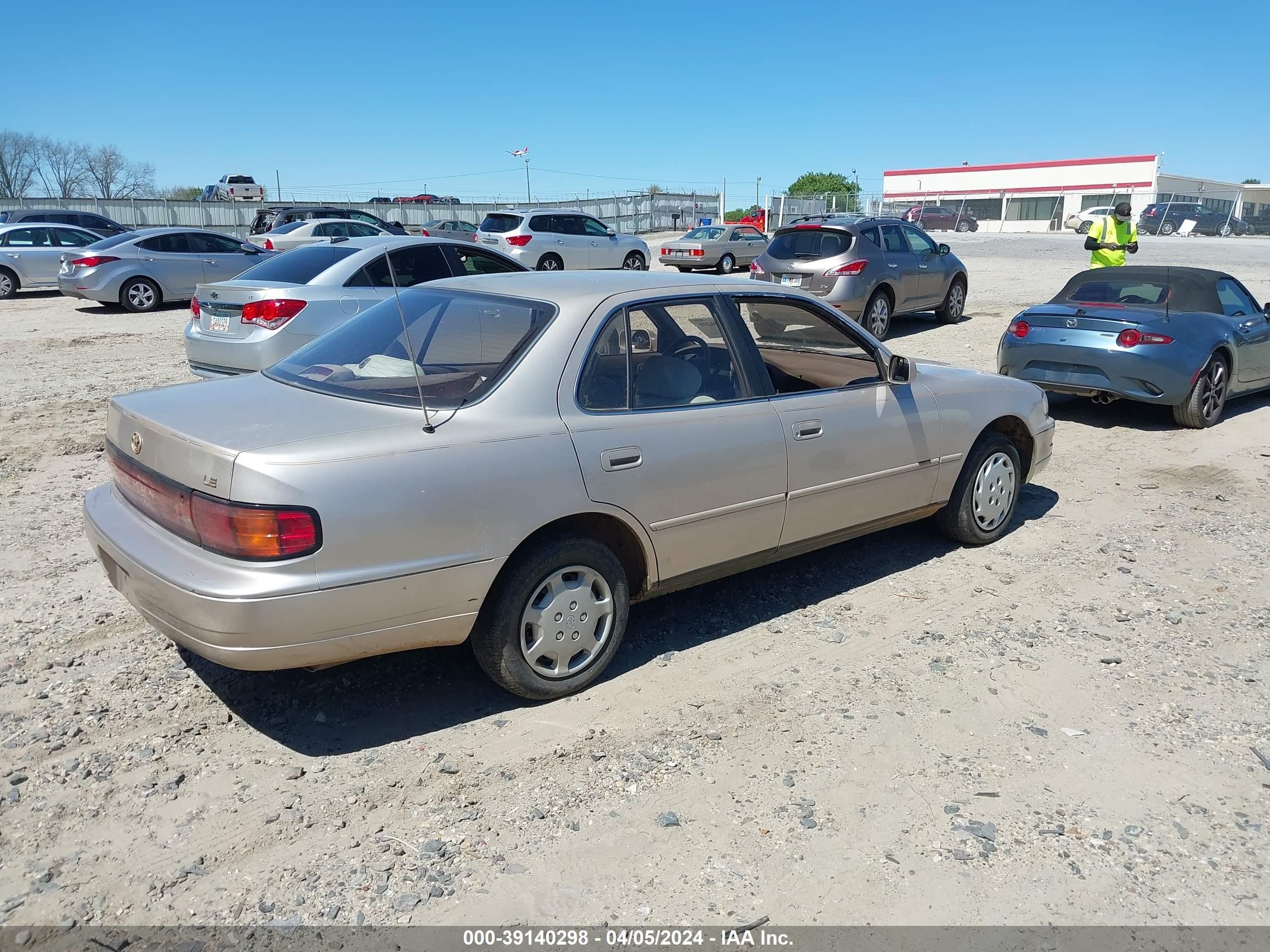 Photo 3 VIN: 4T1SK12E0PU235711 - TOYOTA CAMRY 