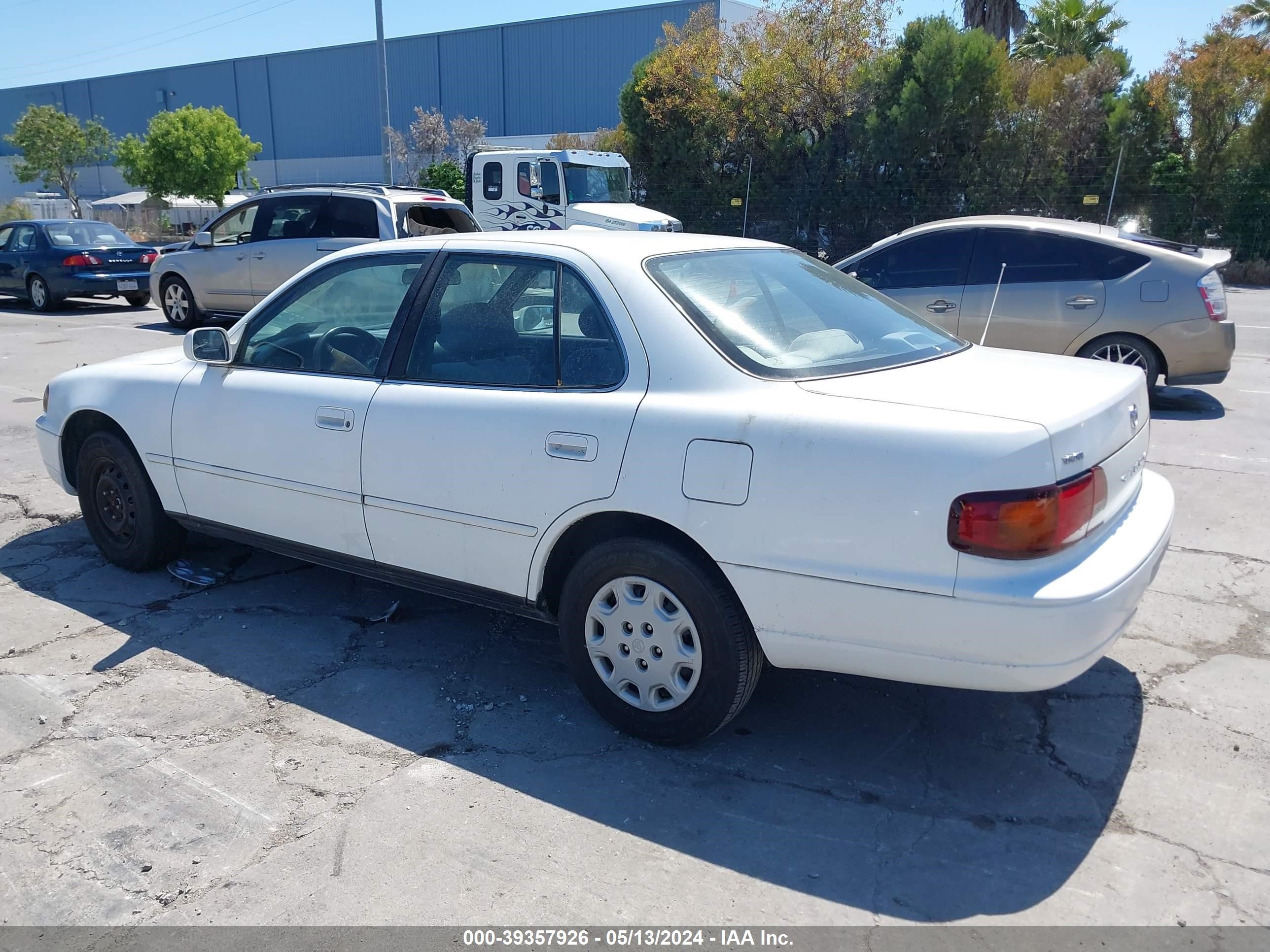 Photo 2 VIN: 4T1SK12E2SUS57927 - TOYOTA CAMRY 