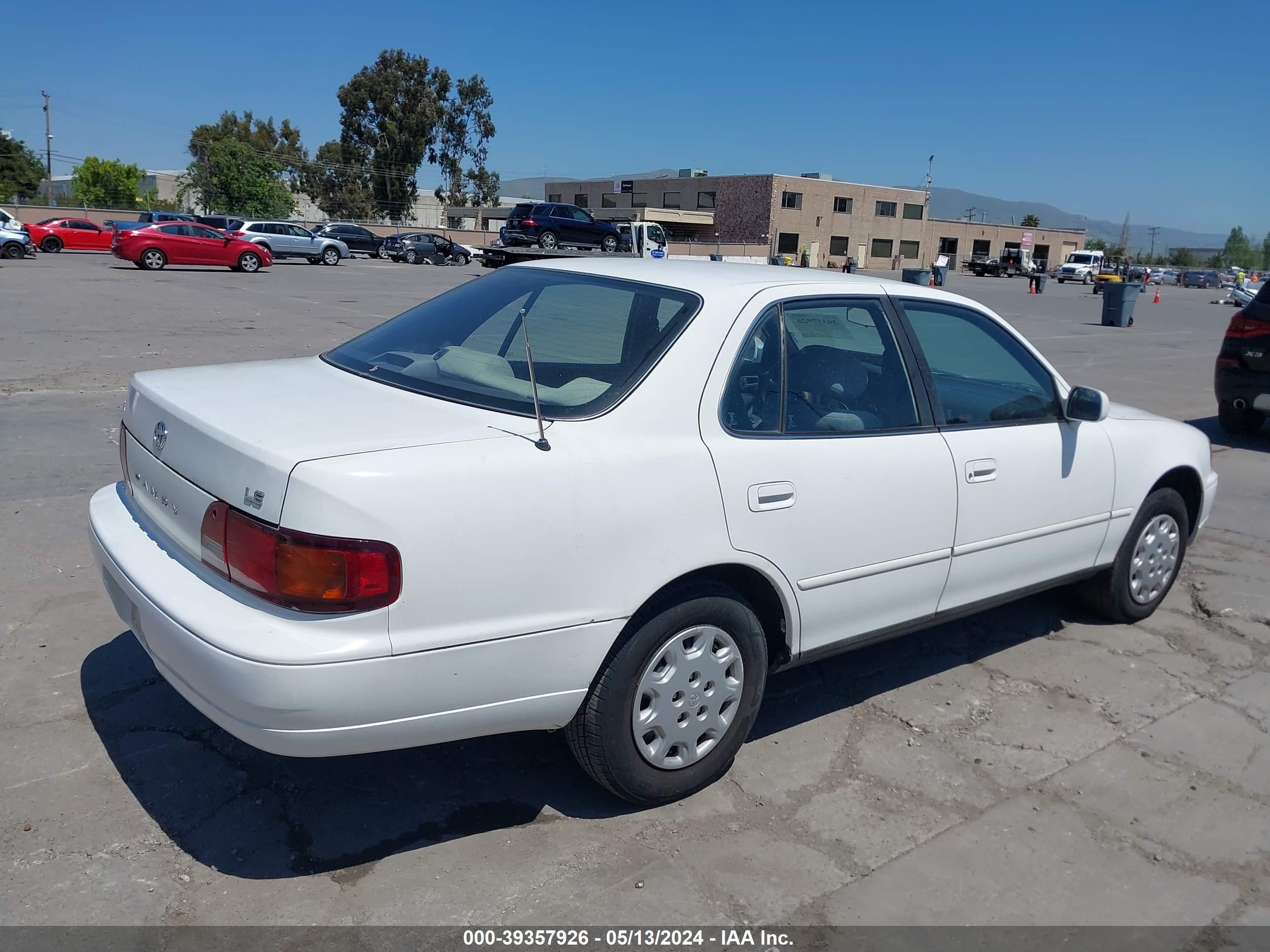 Photo 3 VIN: 4T1SK12E2SUS57927 - TOYOTA CAMRY 