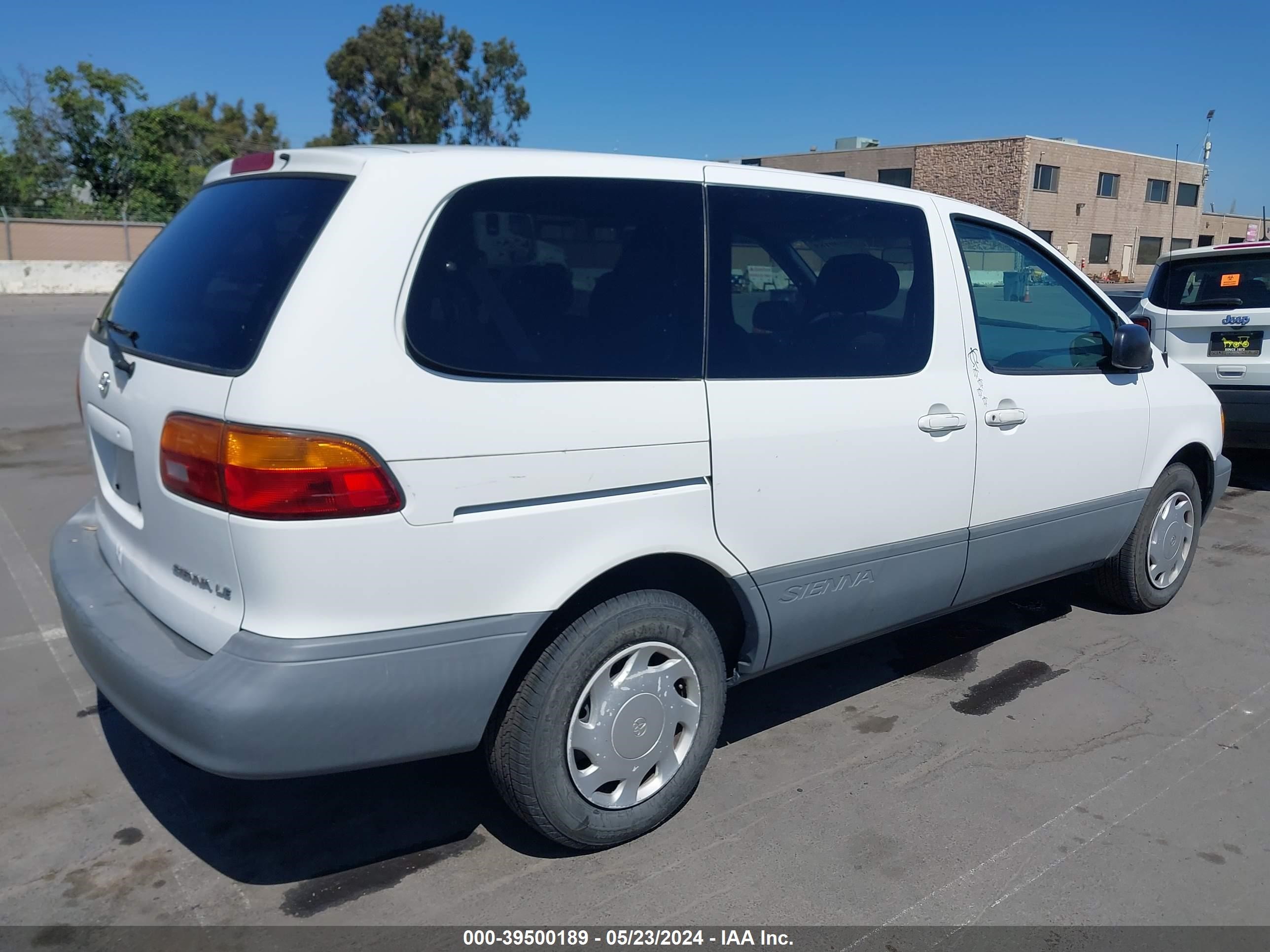 Photo 3 VIN: 4T3GF13C4WU053569 - TOYOTA SIENNA 