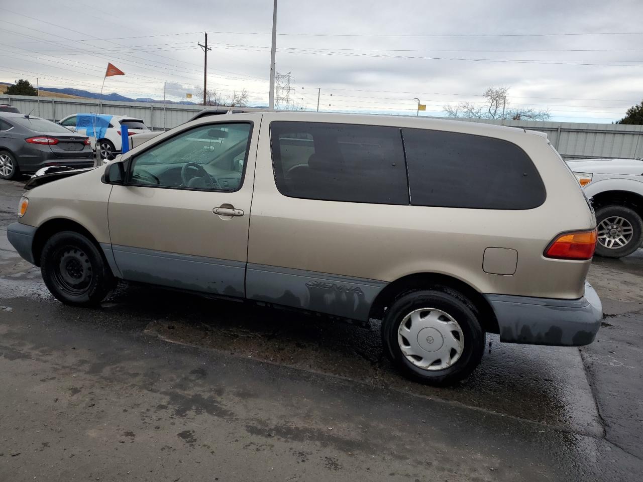 Photo 1 VIN: 4T3GF19C3YU262005 - TOYOTA SIENNA 