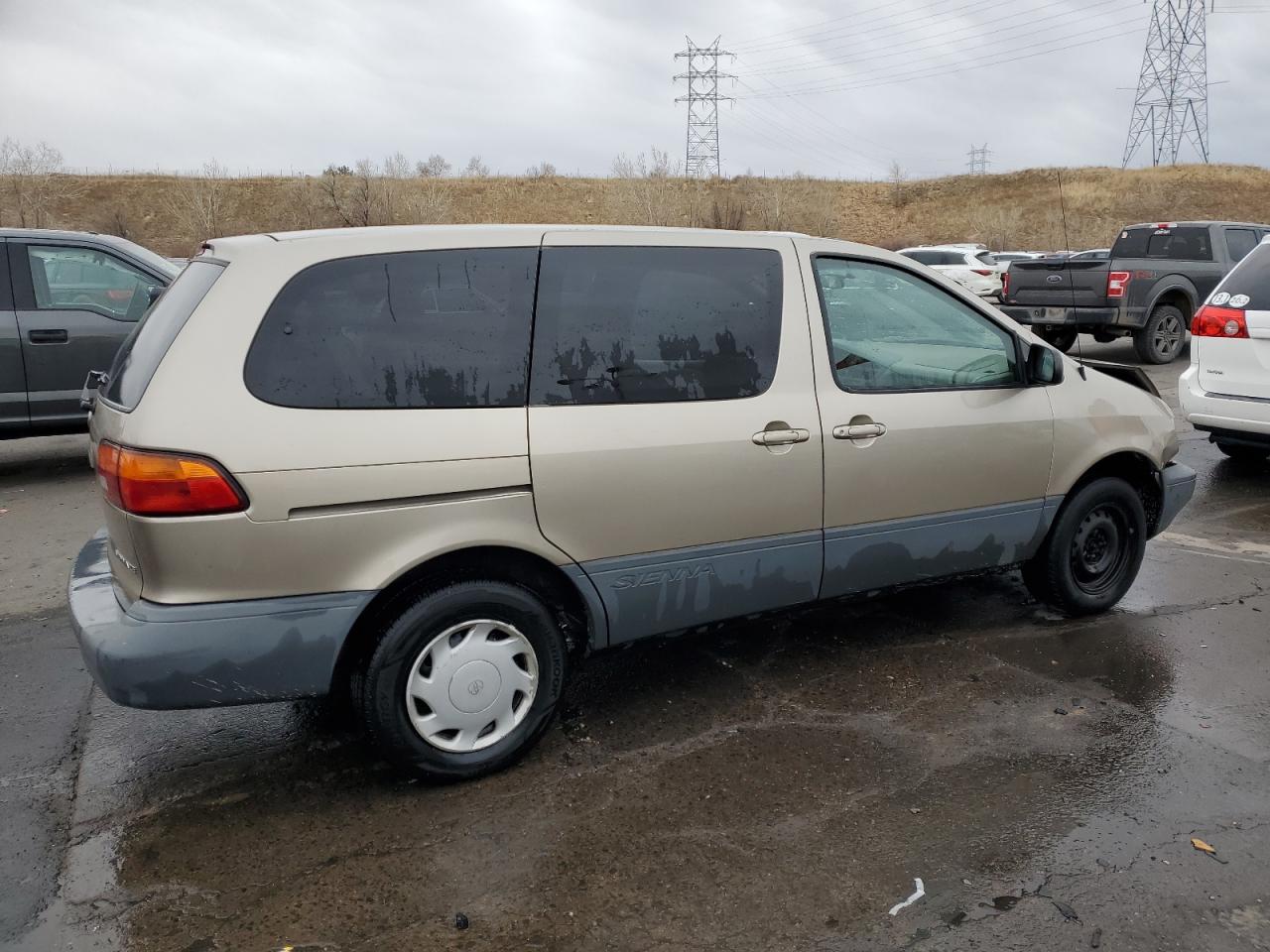 Photo 2 VIN: 4T3GF19C3YU262005 - TOYOTA SIENNA 