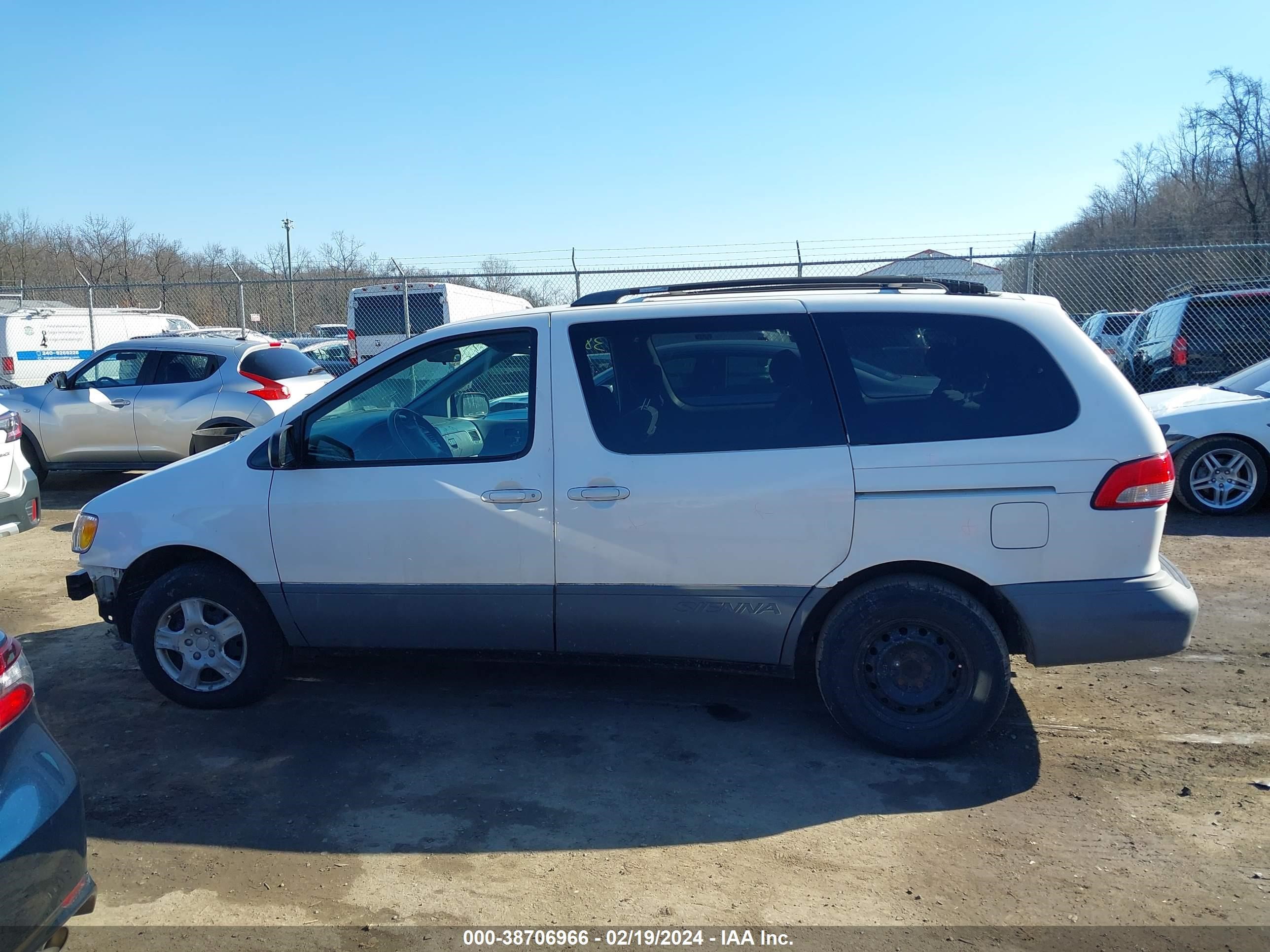 Photo 14 VIN: 4T3ZF13C01U326251 - TOYOTA SIENNA 