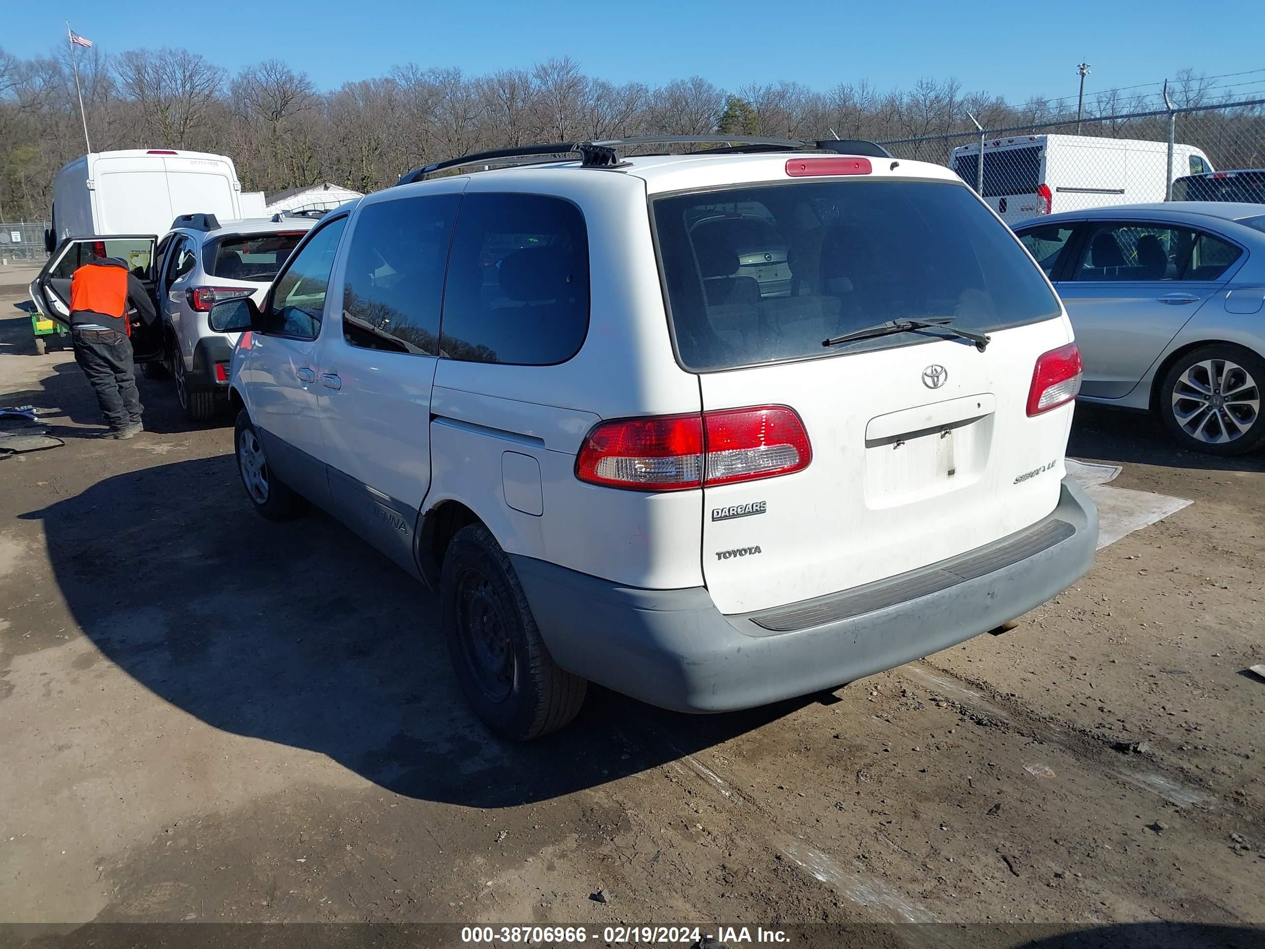 Photo 2 VIN: 4T3ZF13C01U326251 - TOYOTA SIENNA 