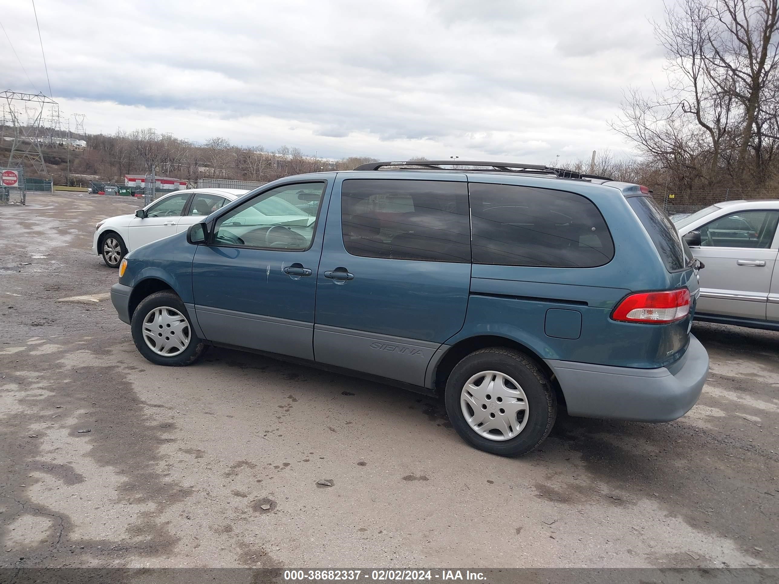 Photo 2 VIN: 4T3ZF13C02U485126 - TOYOTA SIENNA 