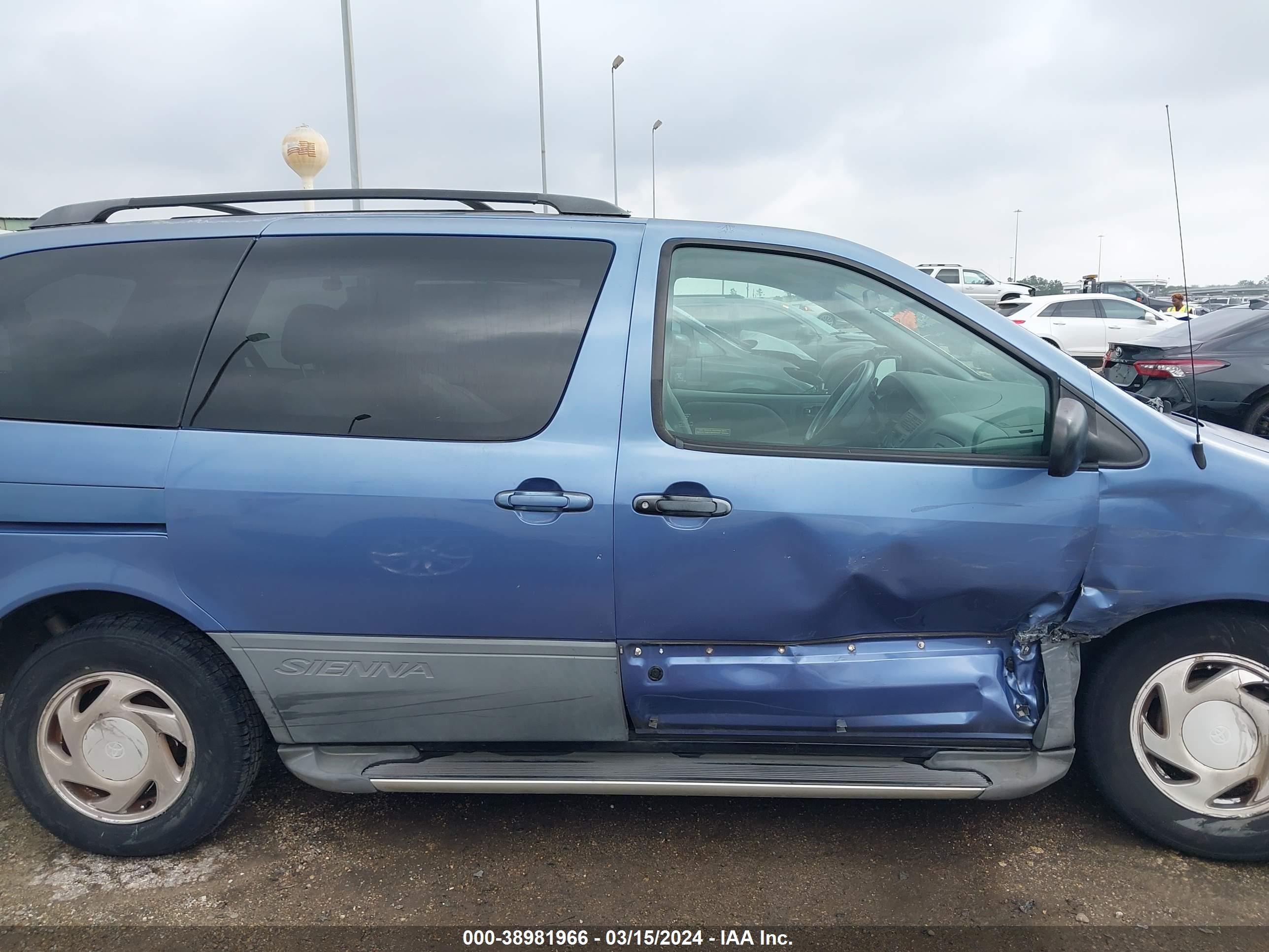 Photo 13 VIN: 4T3ZF13C0WU077652 - TOYOTA SIENNA 