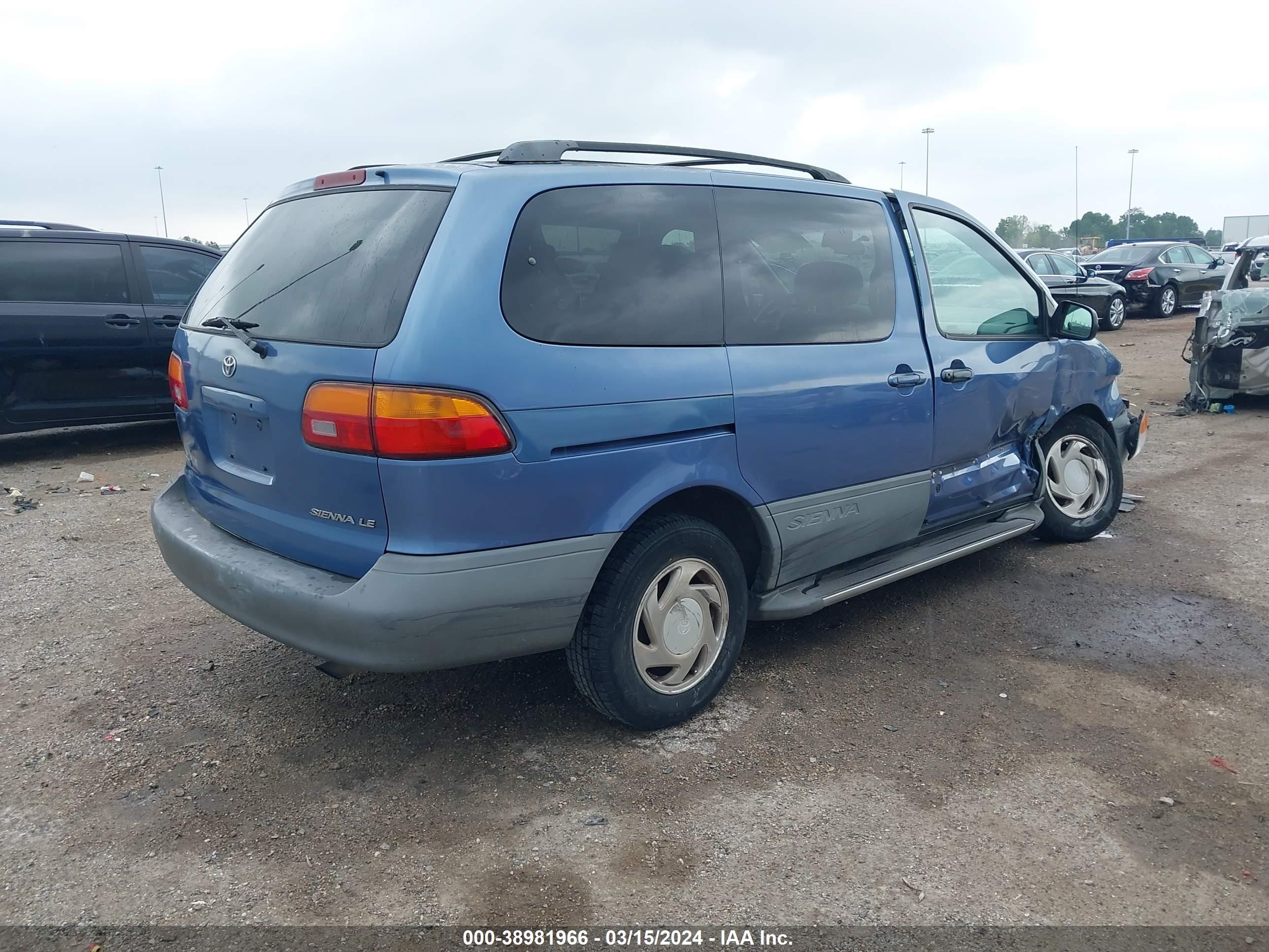 Photo 3 VIN: 4T3ZF13C0WU077652 - TOYOTA SIENNA 