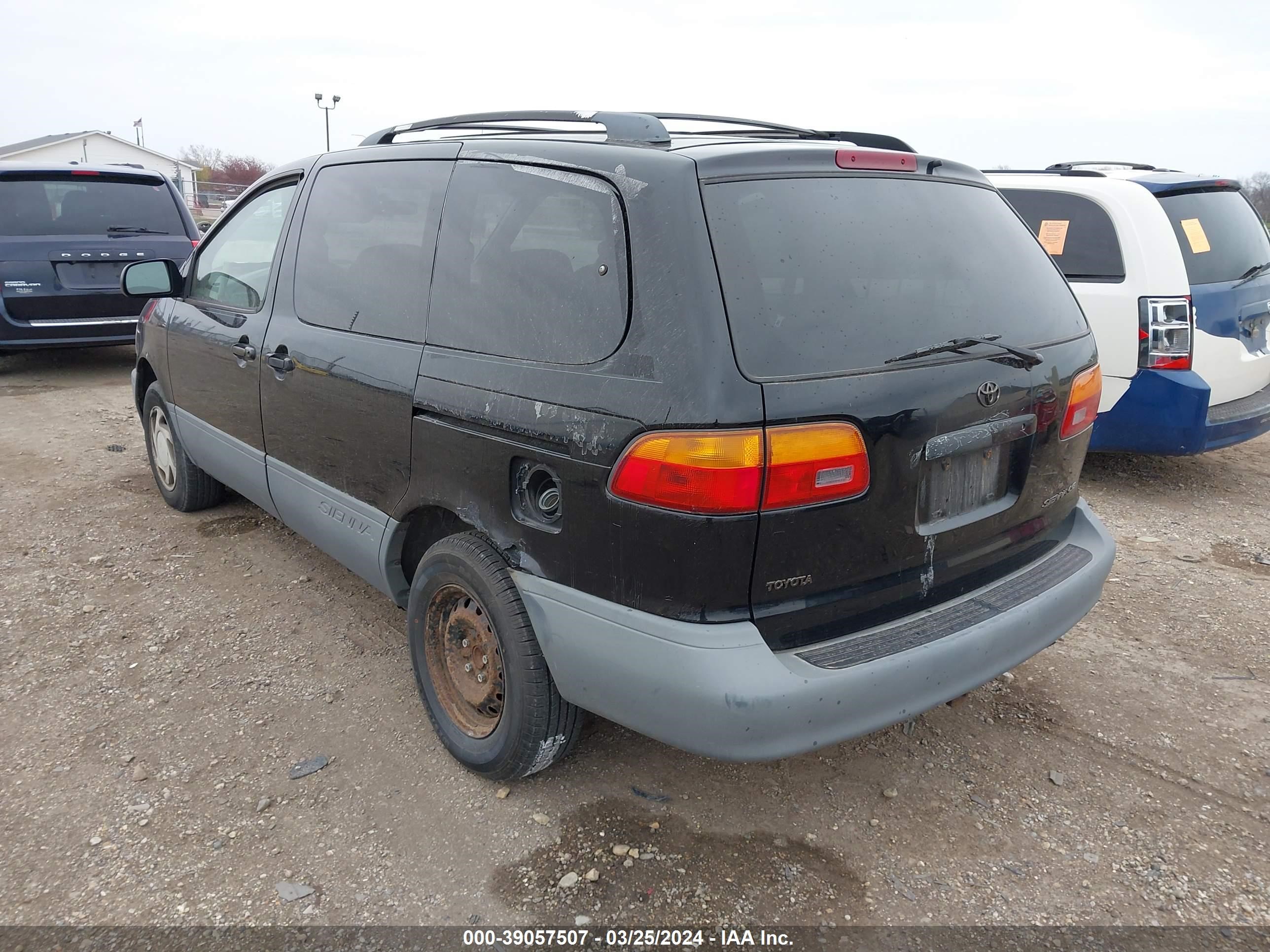 Photo 2 VIN: 4T3ZF13C0YU188382 - TOYOTA SIENNA 