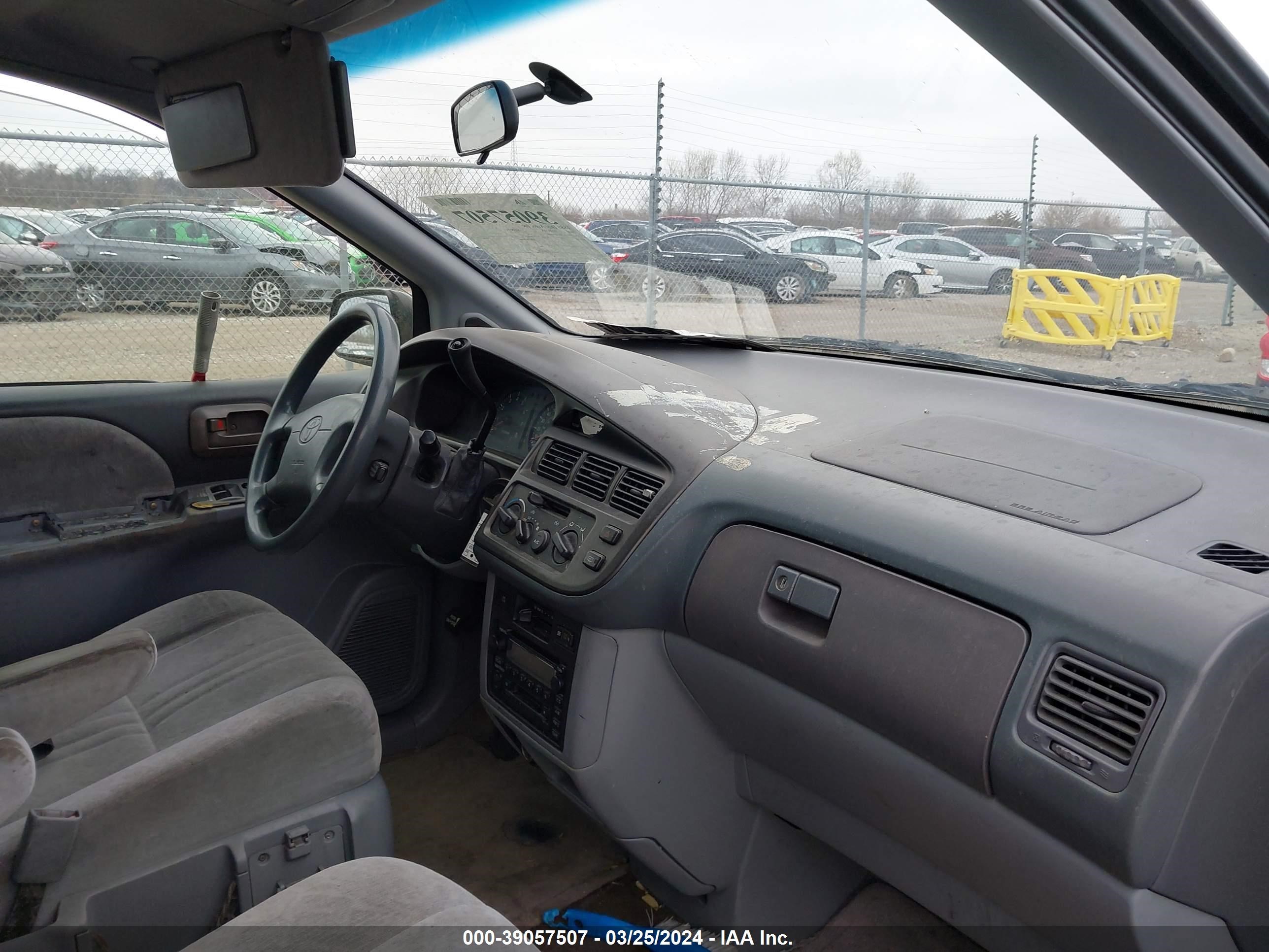 Photo 4 VIN: 4T3ZF13C0YU188382 - TOYOTA SIENNA 