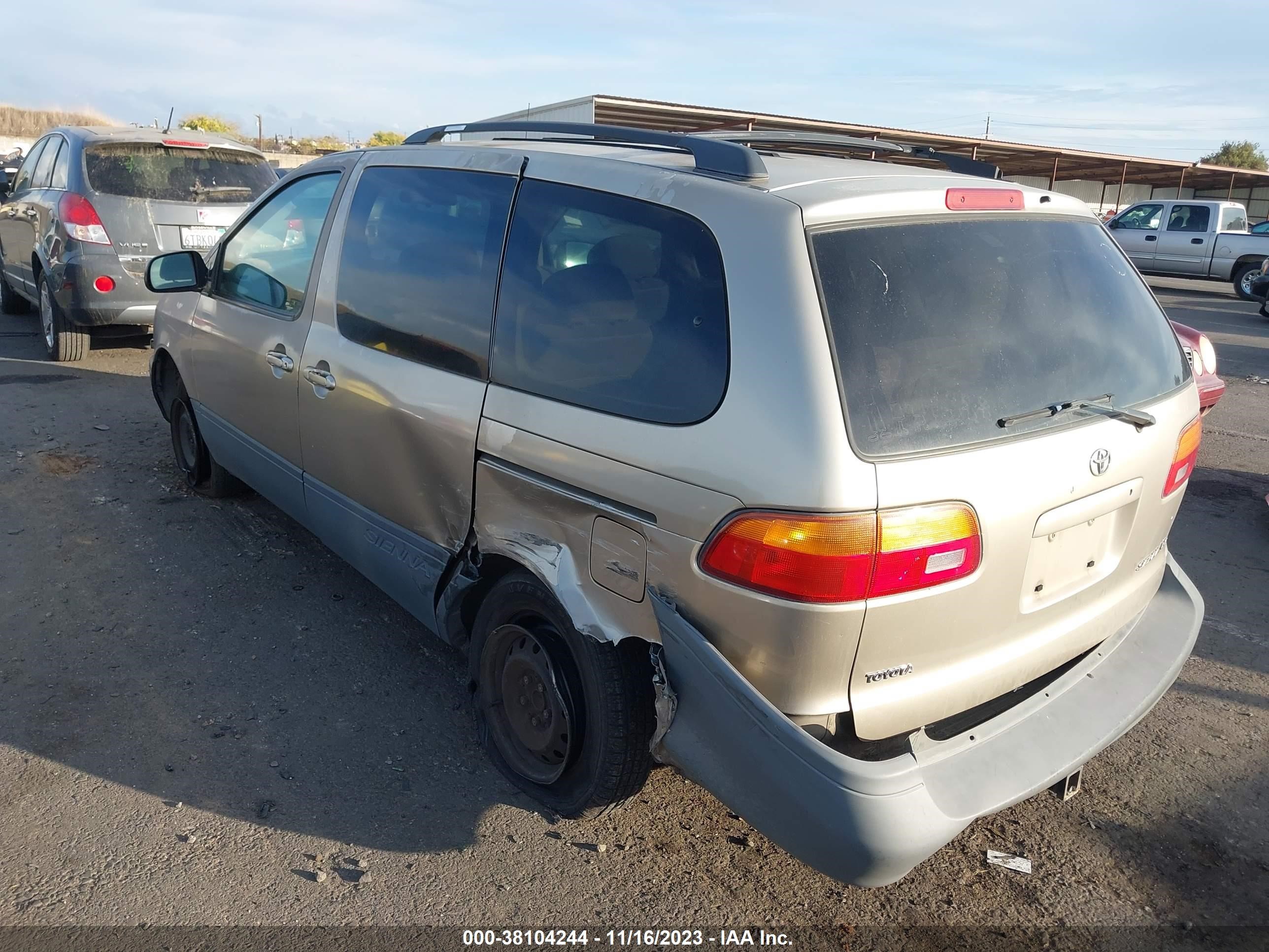 Photo 2 VIN: 4T3ZF13C0YU220893 - TOYOTA SIENNA 