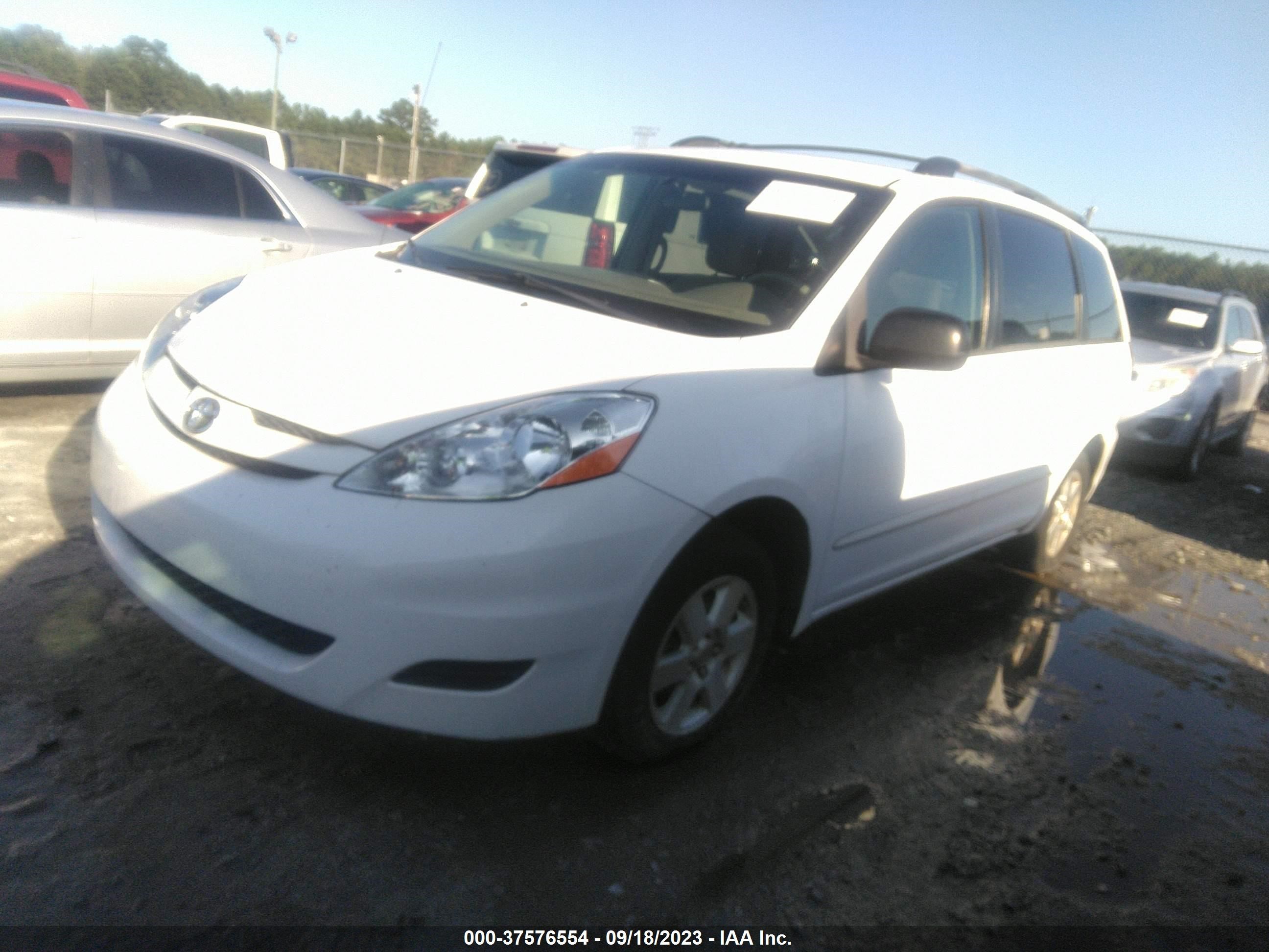 Photo 1 VIN: 4T3ZF13C11U394140 - TOYOTA SIENNA 