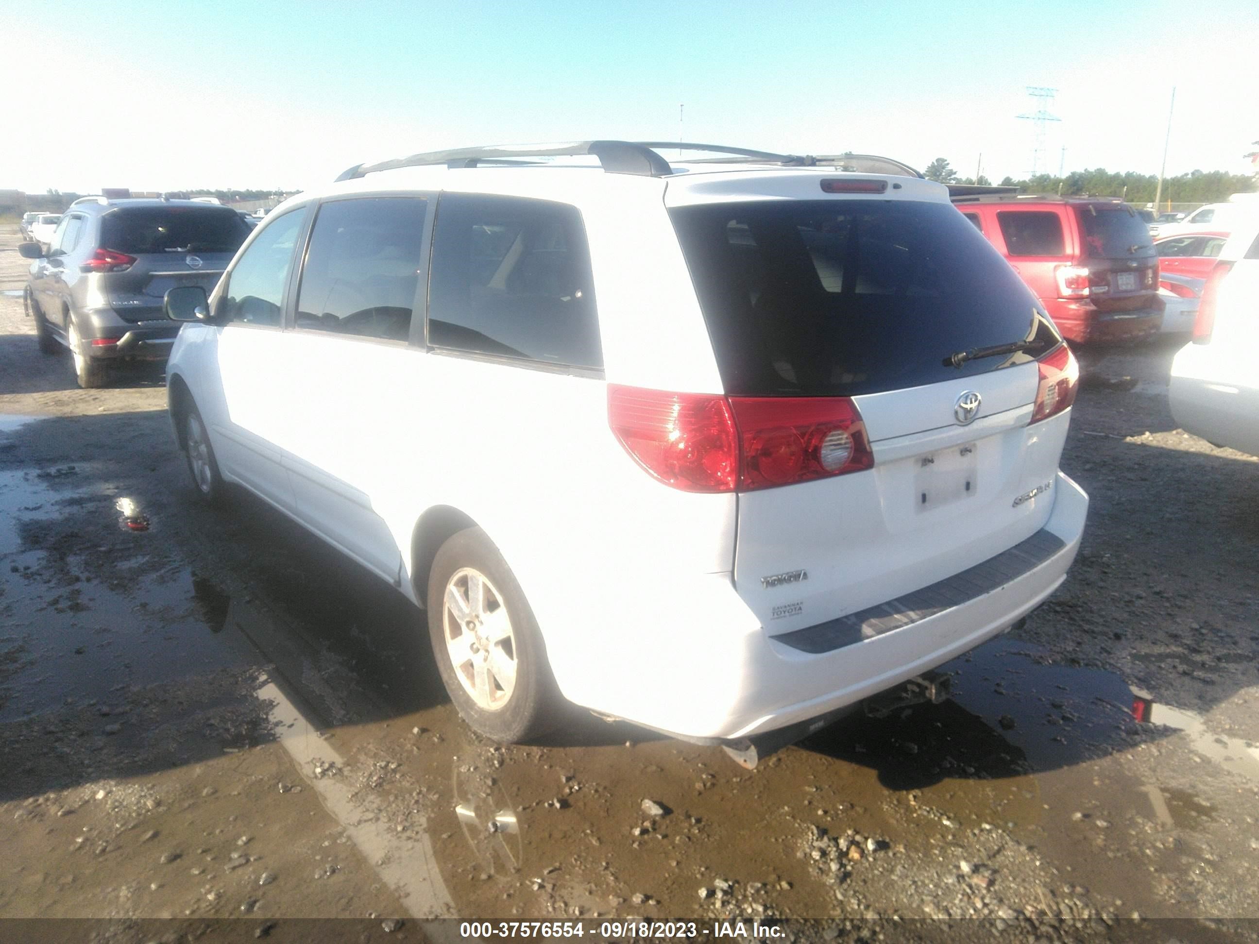 Photo 2 VIN: 4T3ZF13C11U394140 - TOYOTA SIENNA 