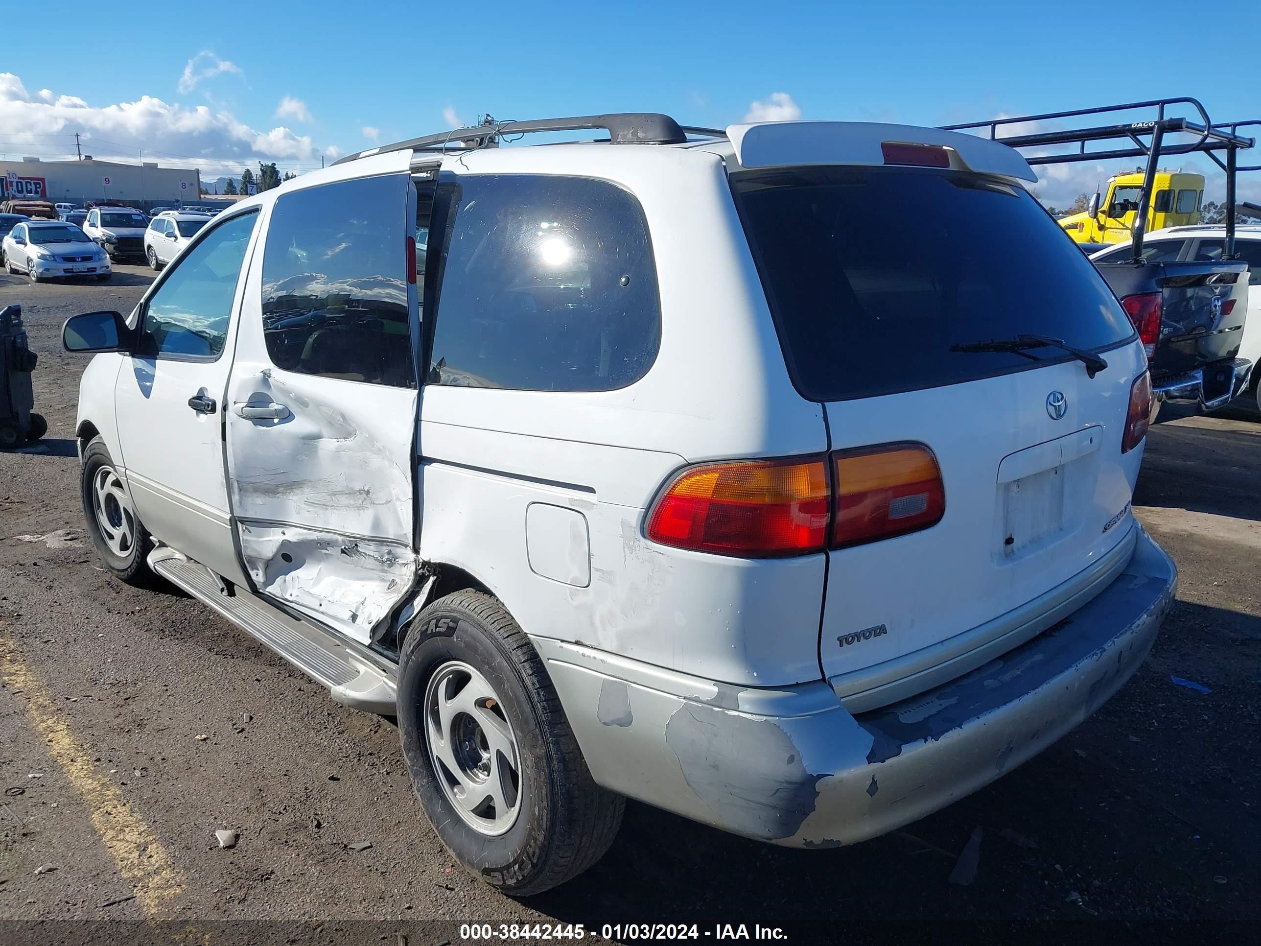 Photo 2 VIN: 4T3ZF13C1XU163036 - TOYOTA SIENNA 