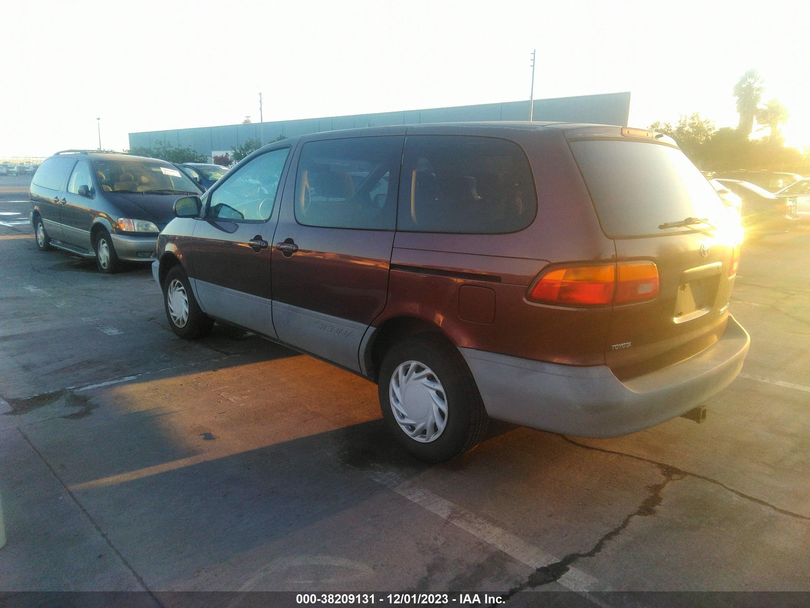 Photo 2 VIN: 4T3ZF13C2WU024578 - TOYOTA SIENNA 