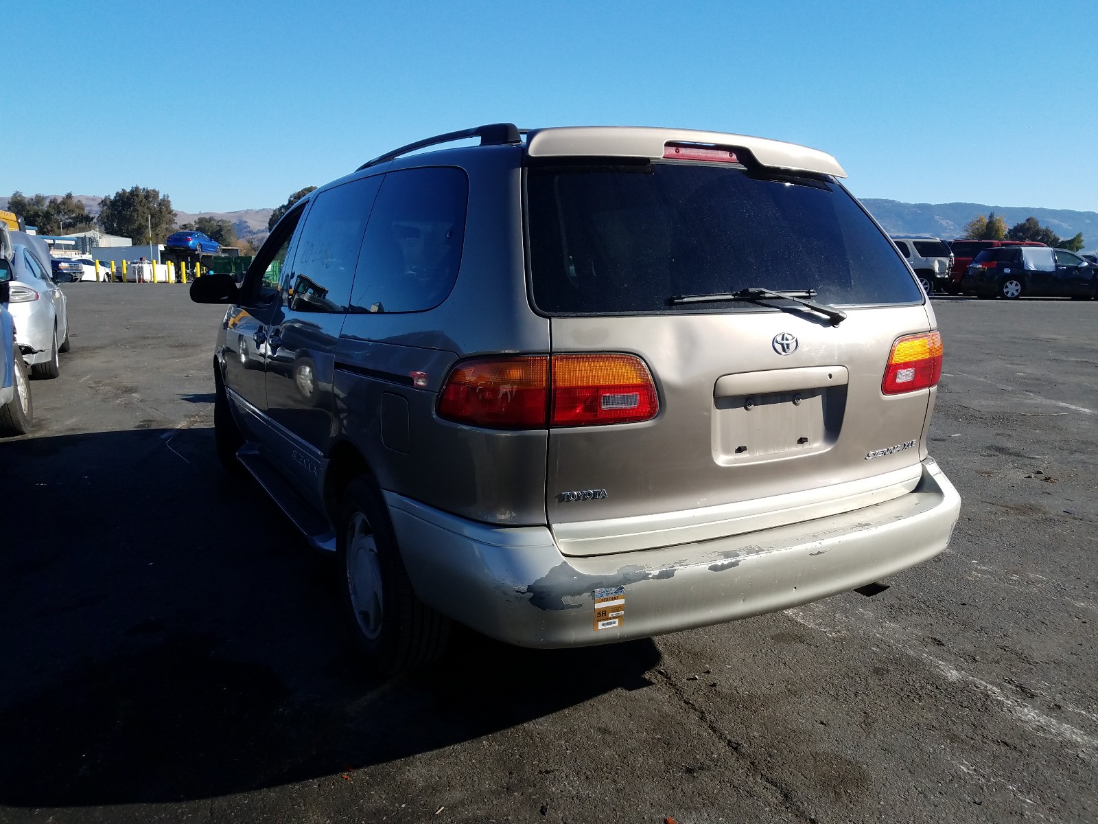 Photo 2 VIN: 4T3ZF13C2XU137853 - TOYOTA SIENNA LE 