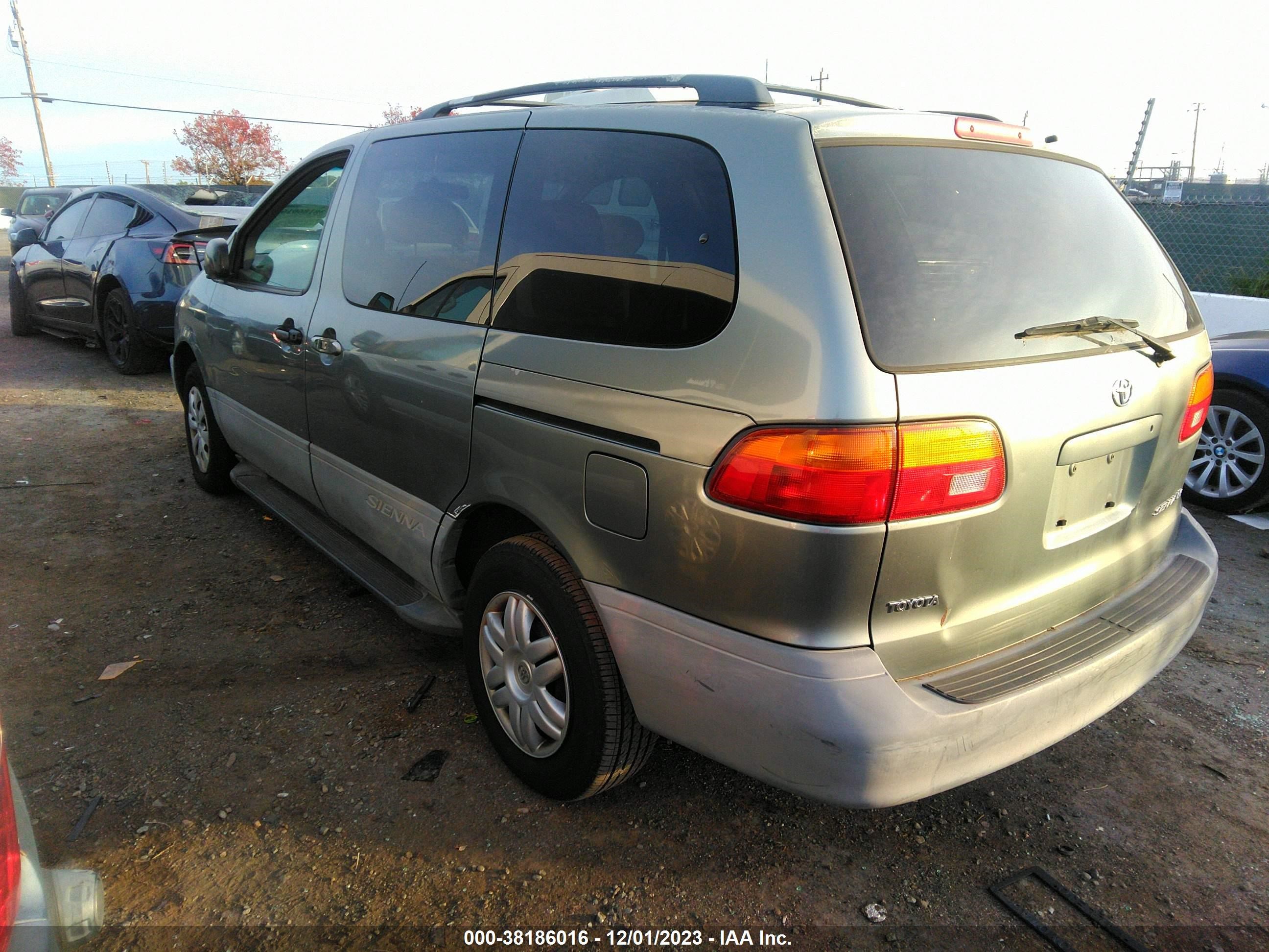 Photo 2 VIN: 4T3ZF13C2YU198606 - TOYOTA SIENNA 