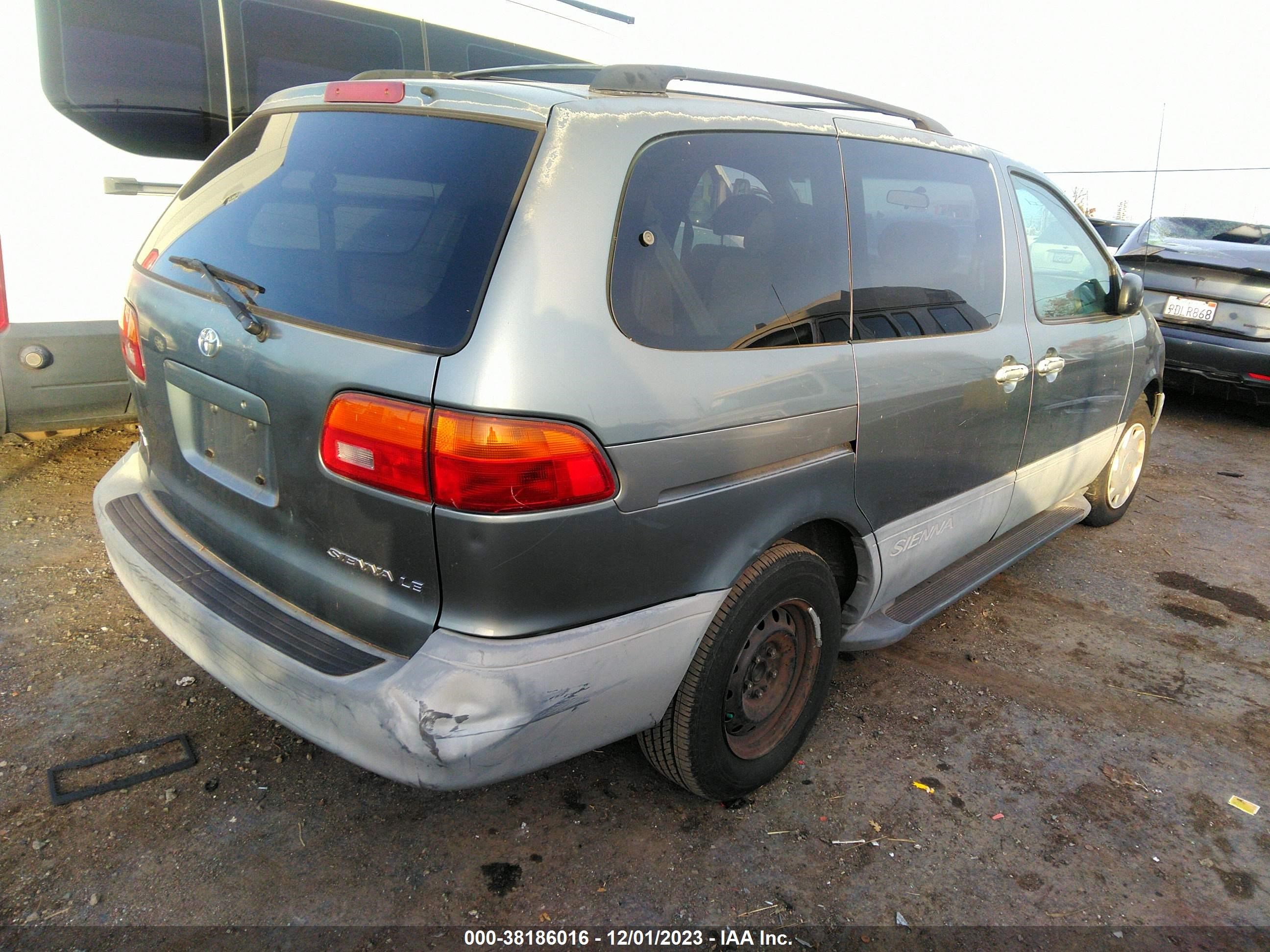 Photo 3 VIN: 4T3ZF13C2YU198606 - TOYOTA SIENNA 