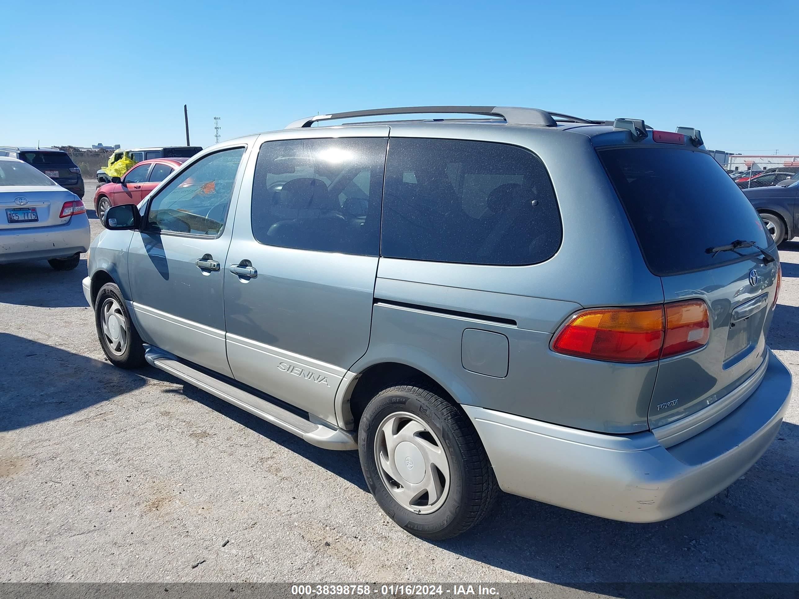 Photo 2 VIN: 4T3ZF13C2YU200726 - TOYOTA SIENNA 