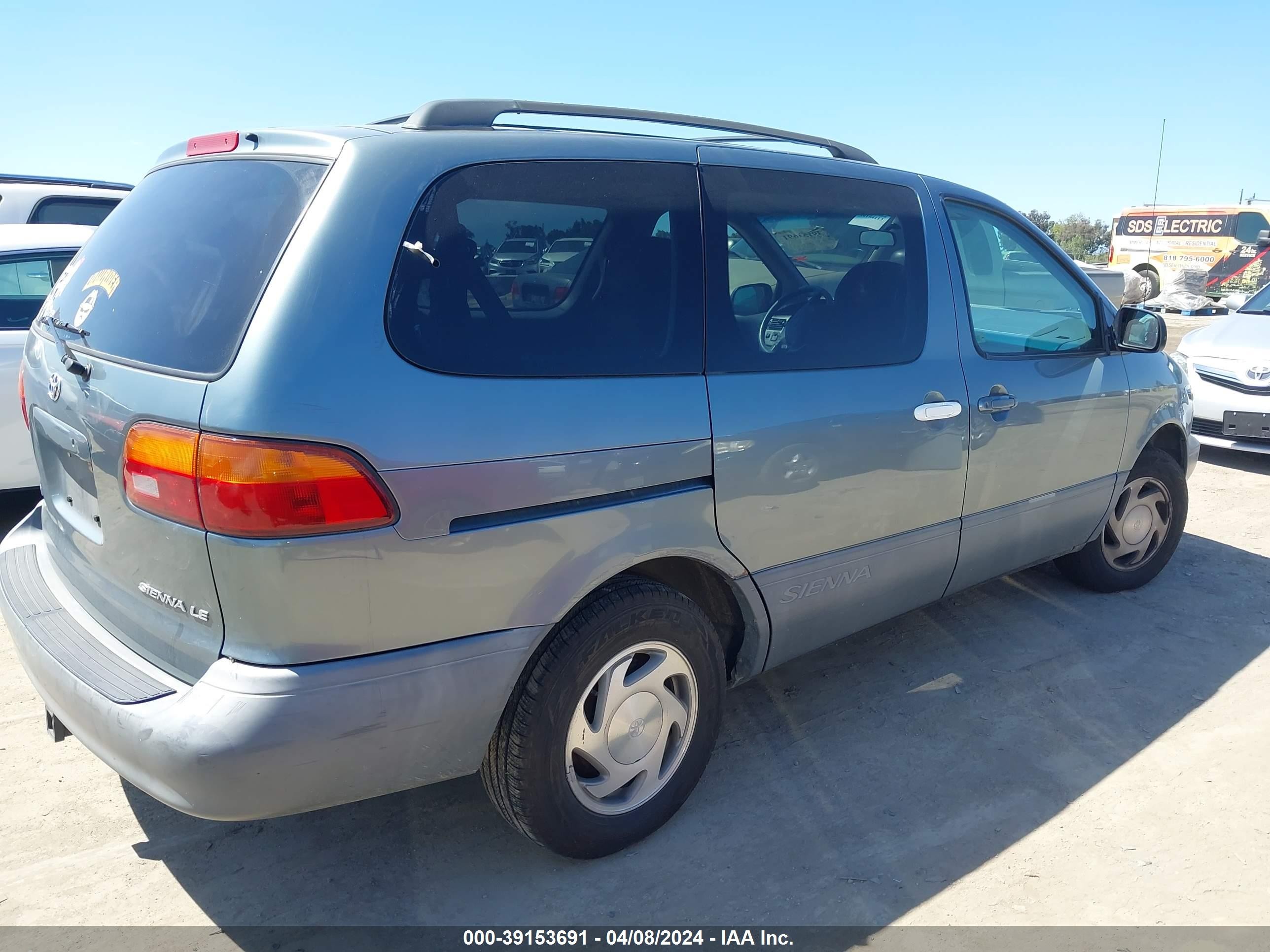 Photo 3 VIN: 4T3ZF13C2YU248663 - TOYOTA SIENNA 