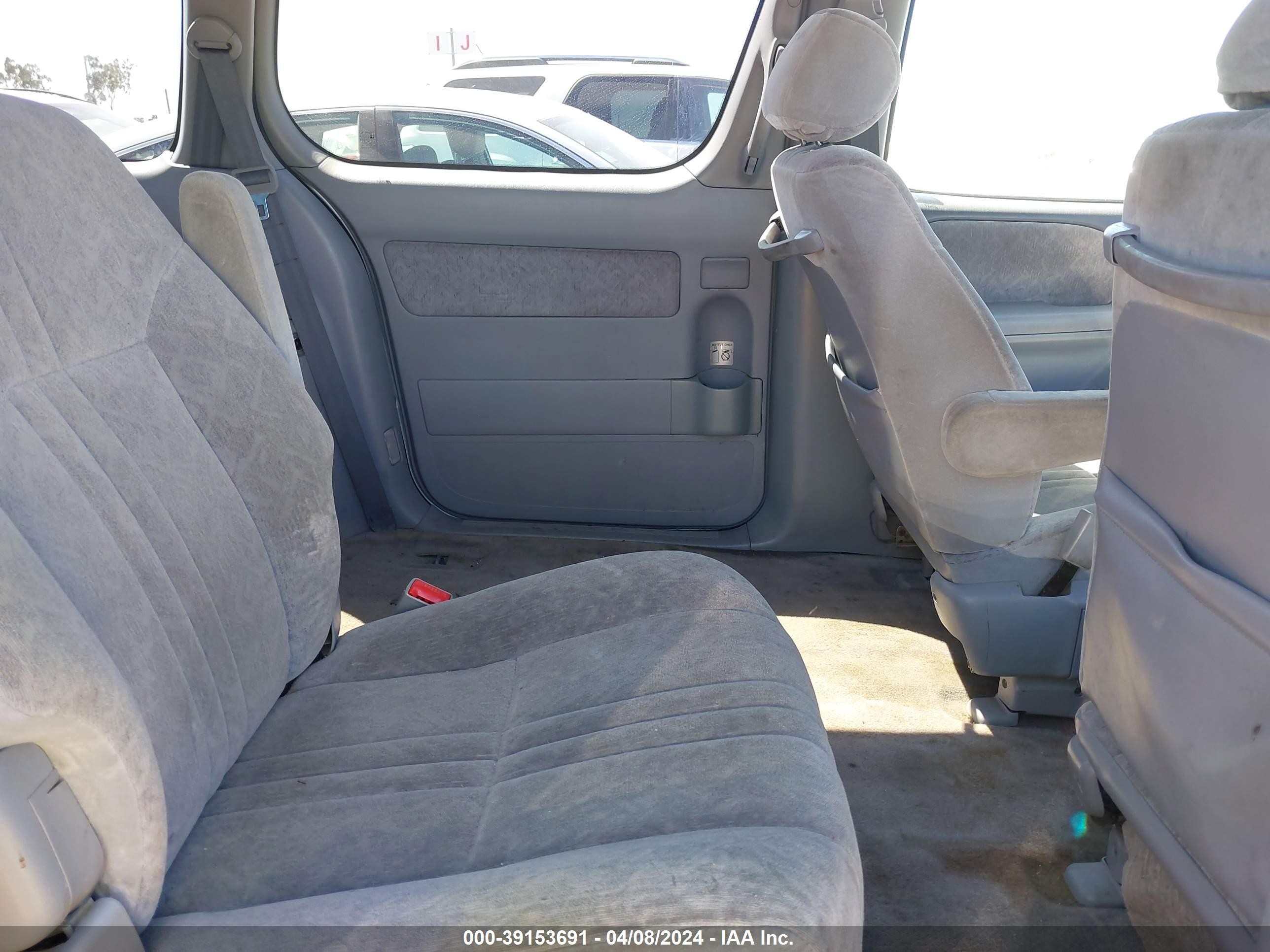 Photo 7 VIN: 4T3ZF13C2YU248663 - TOYOTA SIENNA 