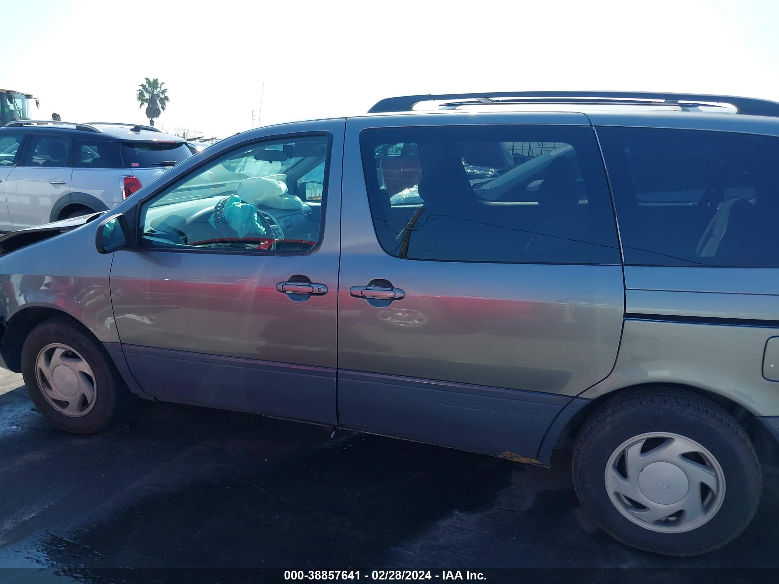 Photo 13 VIN: 4T3ZF13C3YU197027 - TOYOTA SIENNA 