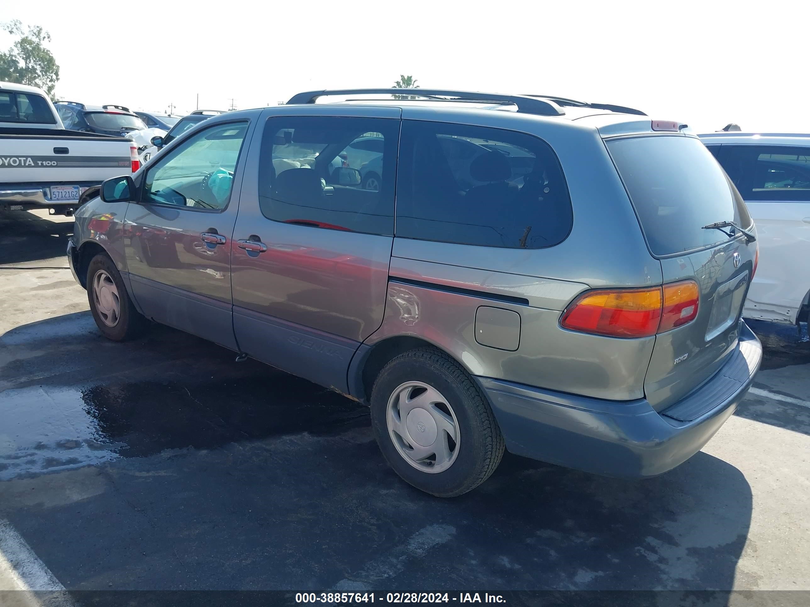 Photo 2 VIN: 4T3ZF13C3YU197027 - TOYOTA SIENNA 