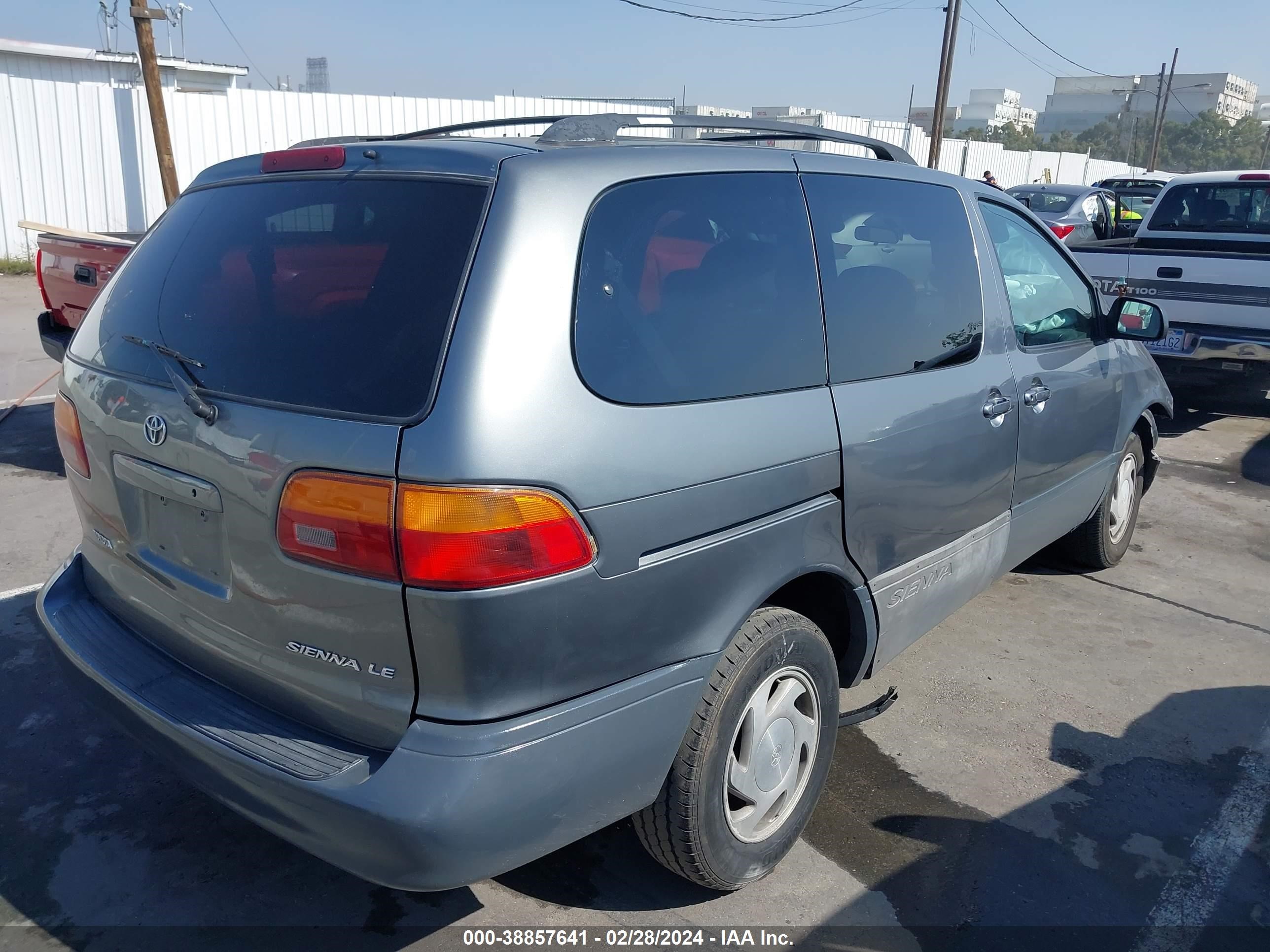 Photo 3 VIN: 4T3ZF13C3YU197027 - TOYOTA SIENNA 