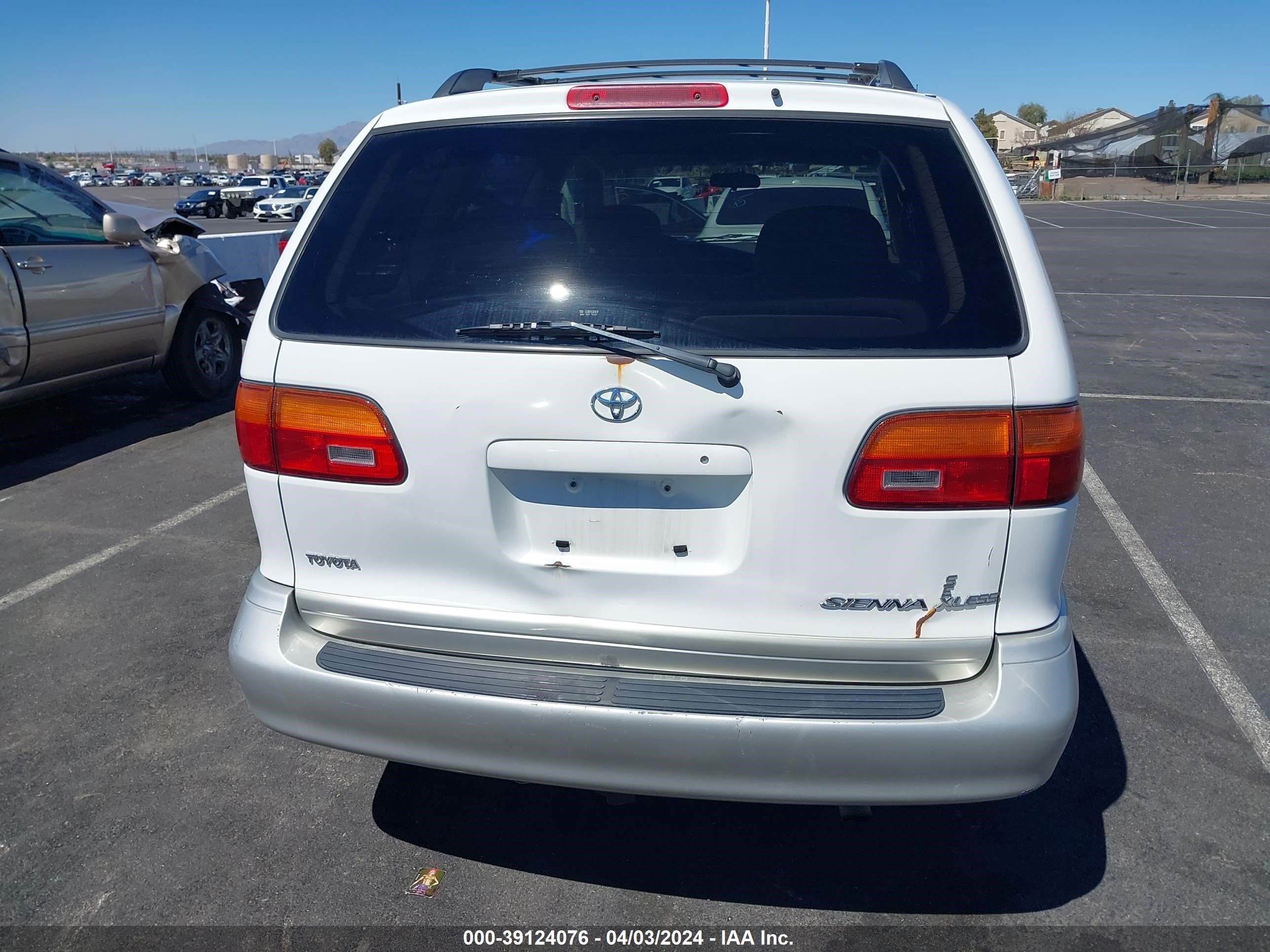 Photo 15 VIN: 4T3ZF13C3YU248588 - TOYOTA SIENNA 