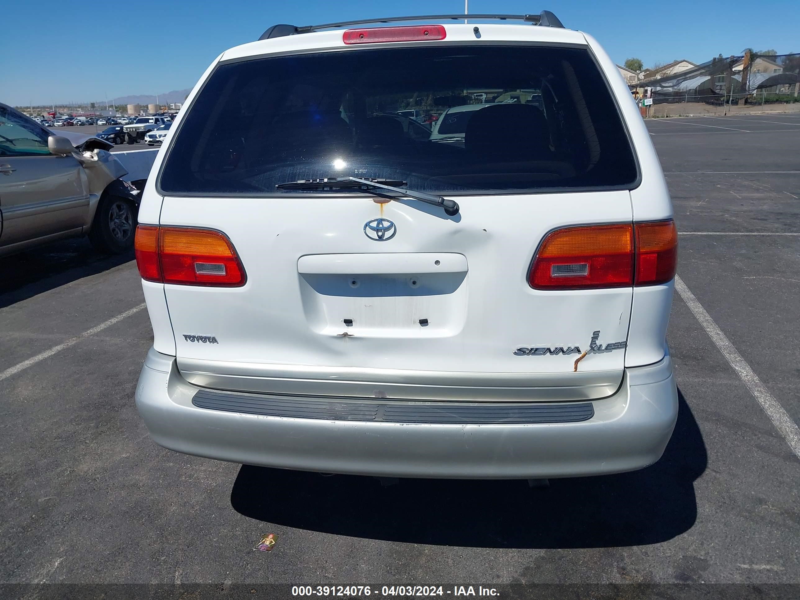 Photo 17 VIN: 4T3ZF13C3YU248588 - TOYOTA SIENNA 