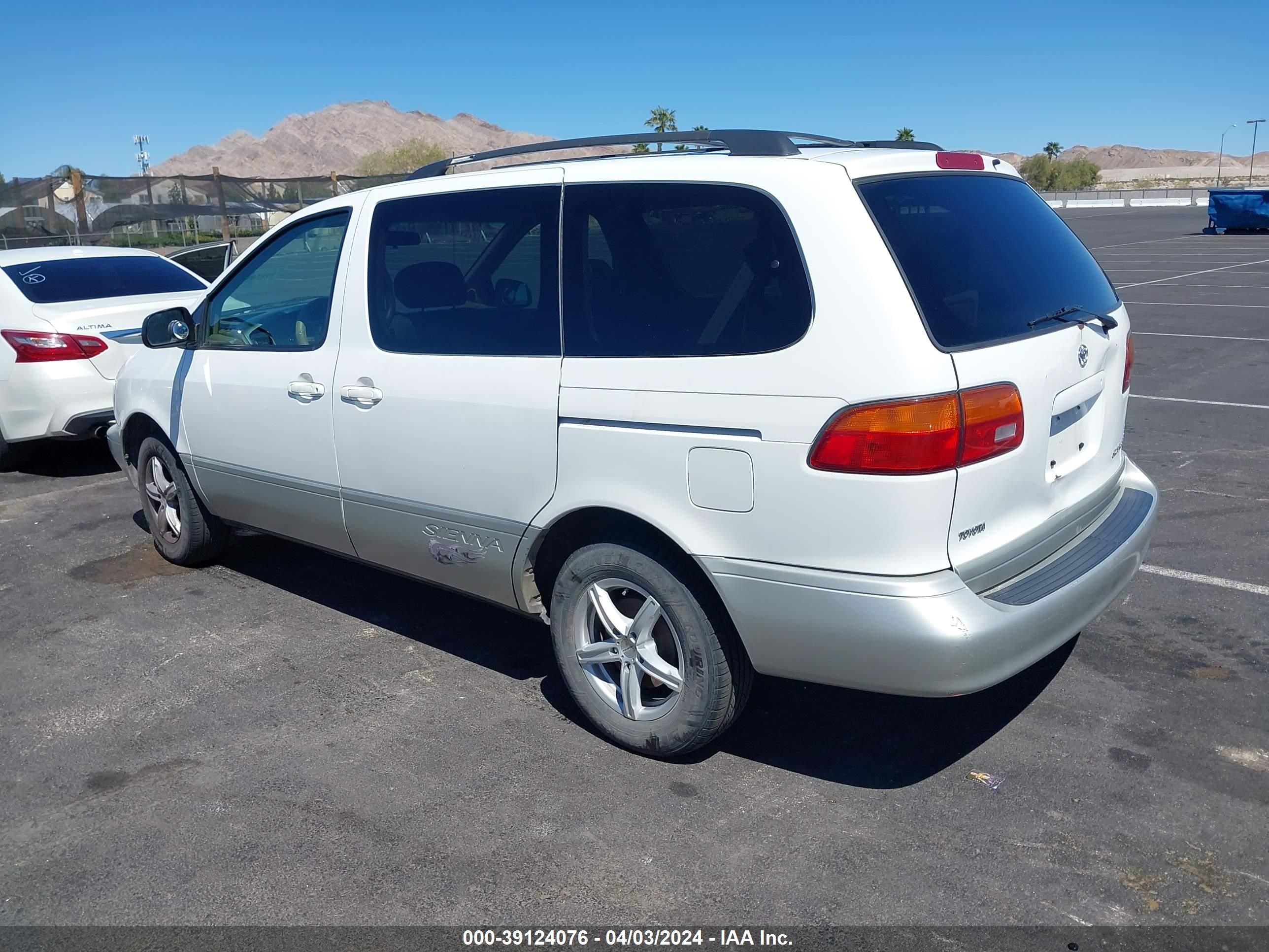 Photo 2 VIN: 4T3ZF13C3YU248588 - TOYOTA SIENNA 