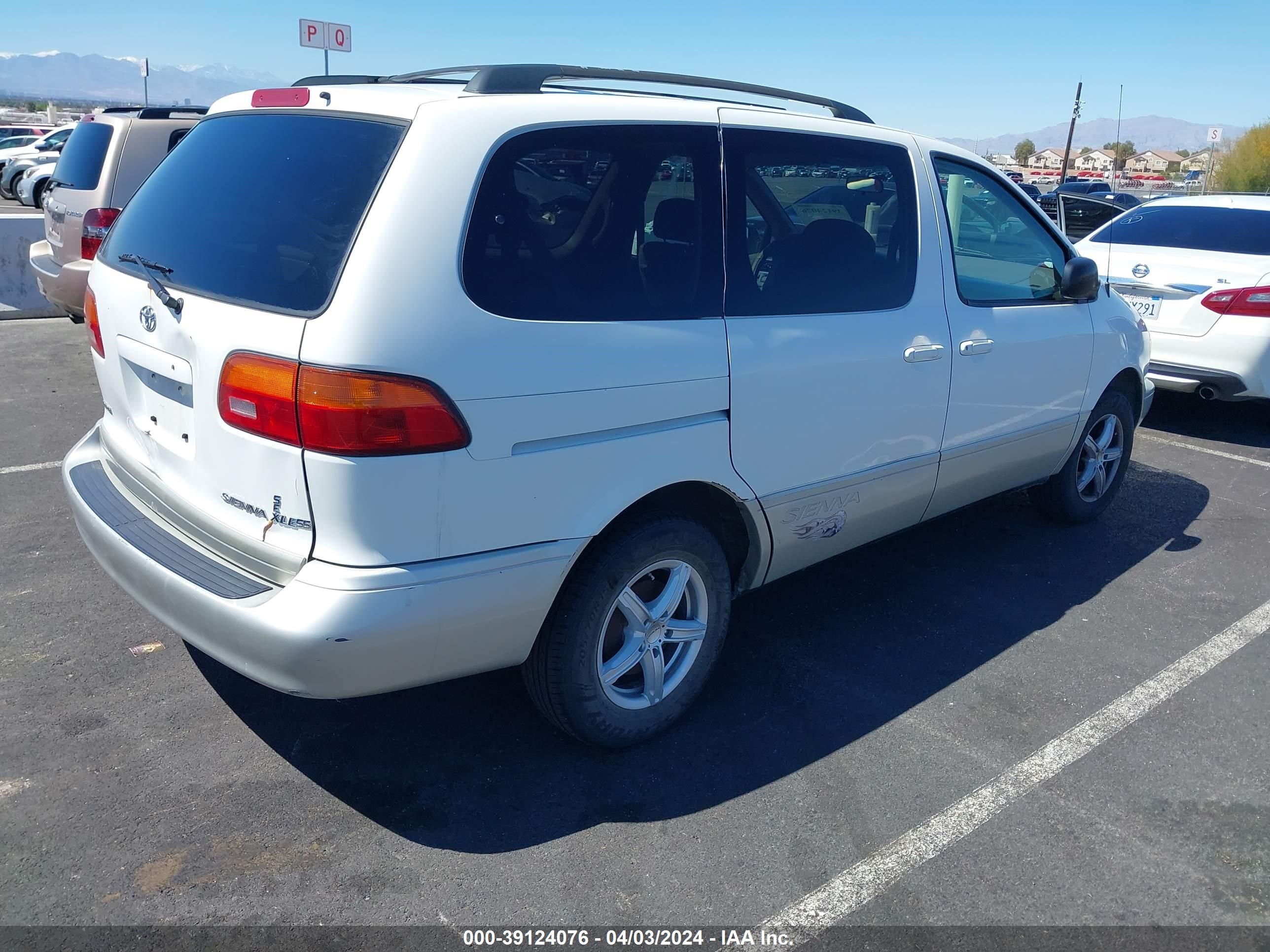 Photo 3 VIN: 4T3ZF13C3YU248588 - TOYOTA SIENNA 