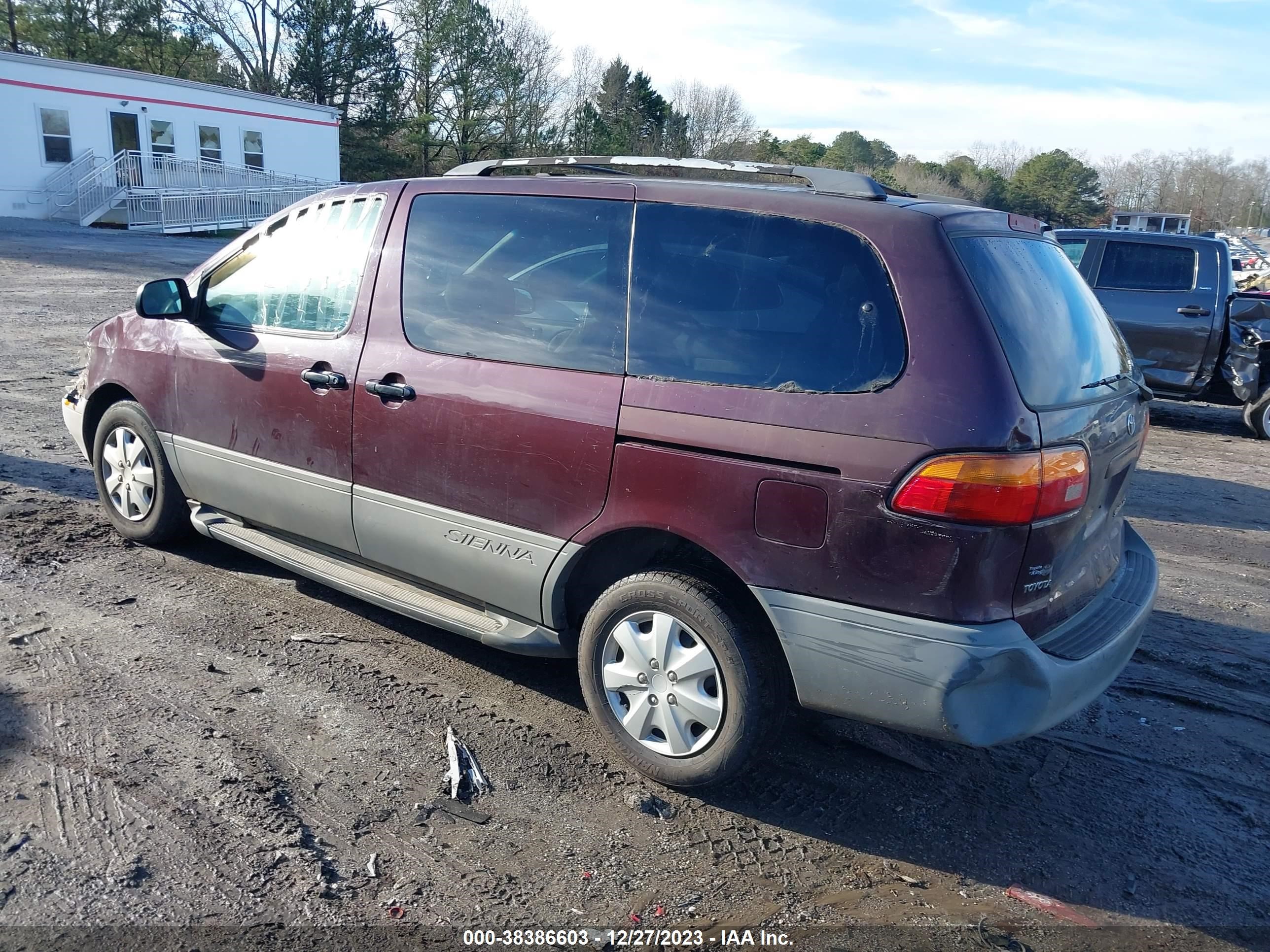 Photo 2 VIN: 4T3ZF13C3YU255377 - TOYOTA SIENNA 