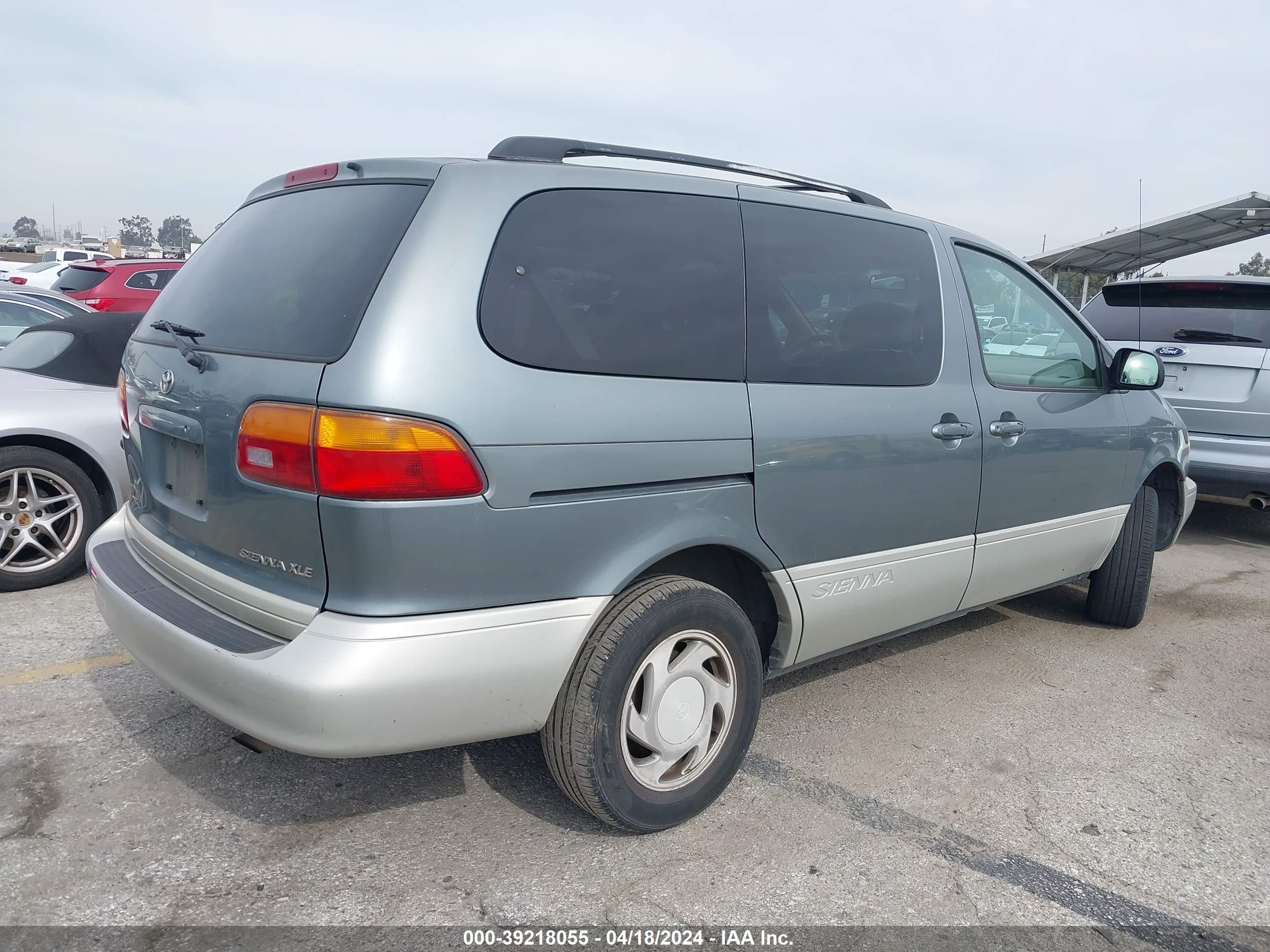 Photo 3 VIN: 4T3ZF13C4WU054553 - TOYOTA SIENNA 