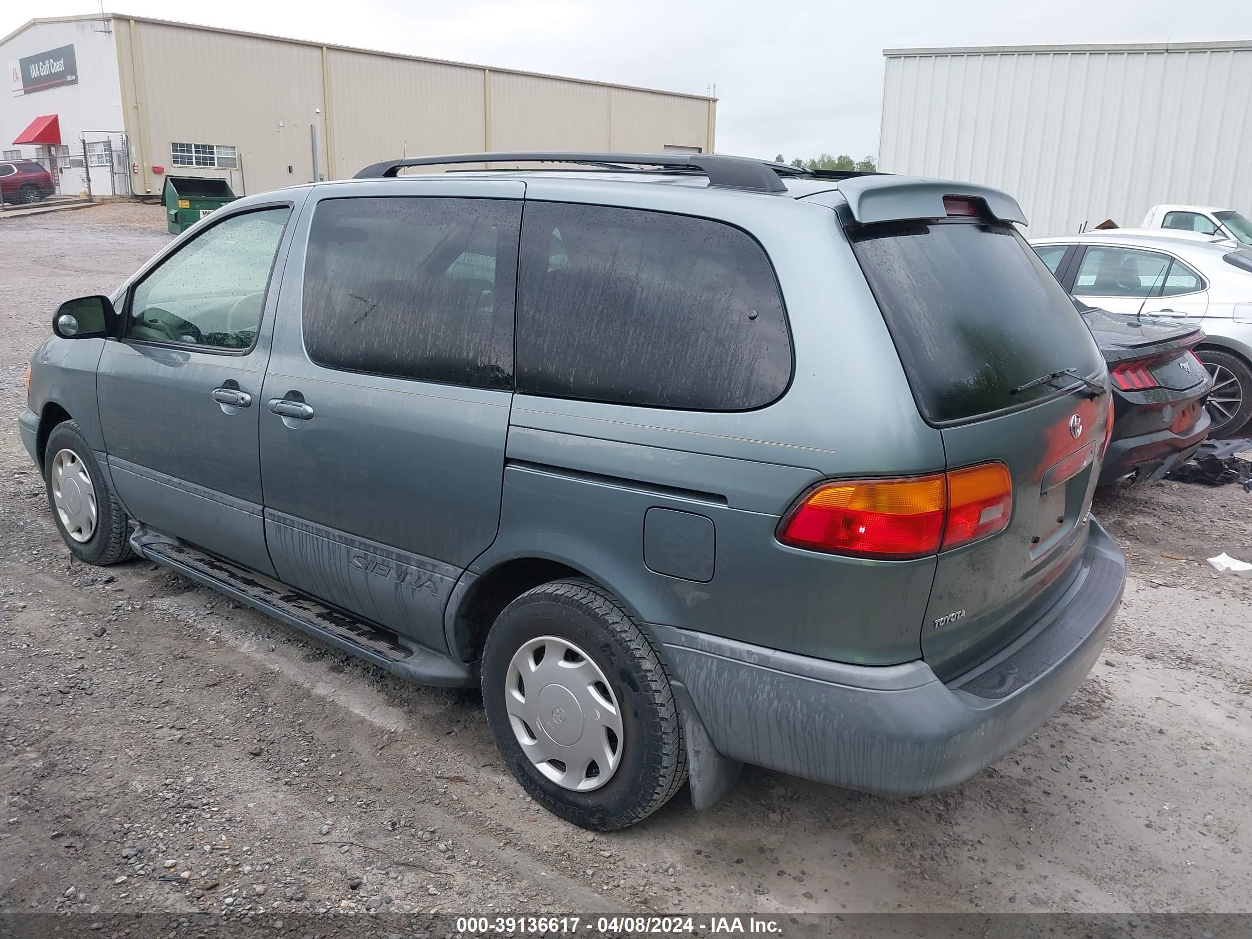 Photo 2 VIN: 4T3ZF13C4XU162348 - TOYOTA SIENNA 