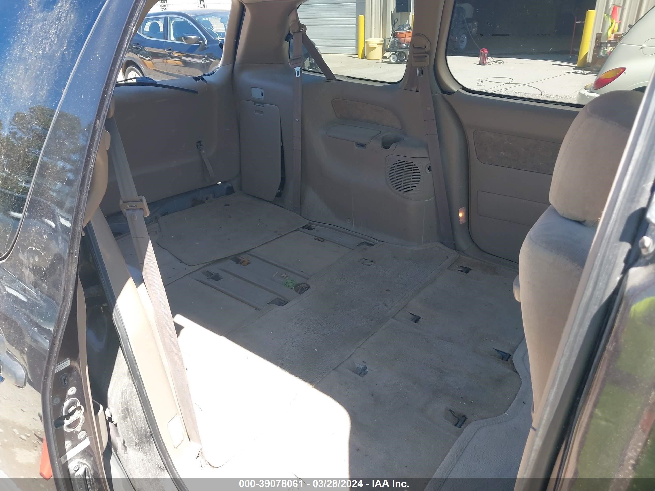 Photo 7 VIN: 4T3ZF13C51U363277 - TOYOTA SIENNA 