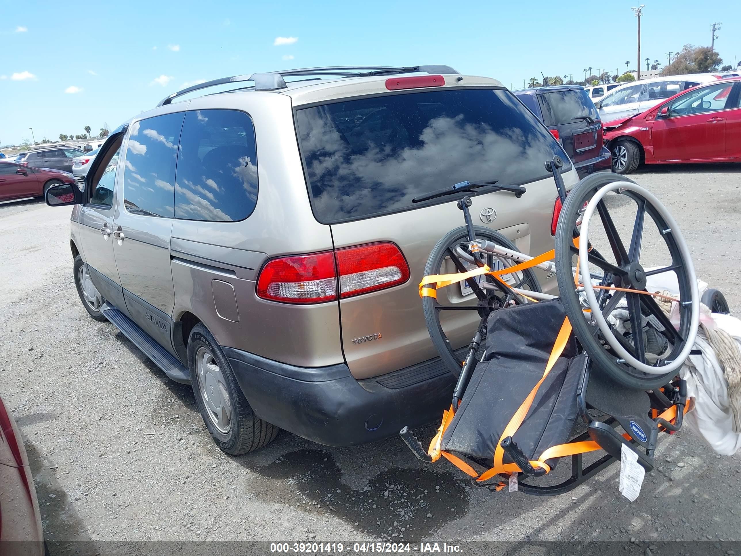 Photo 2 VIN: 4T3ZF13C51U371556 - TOYOTA SIENNA 