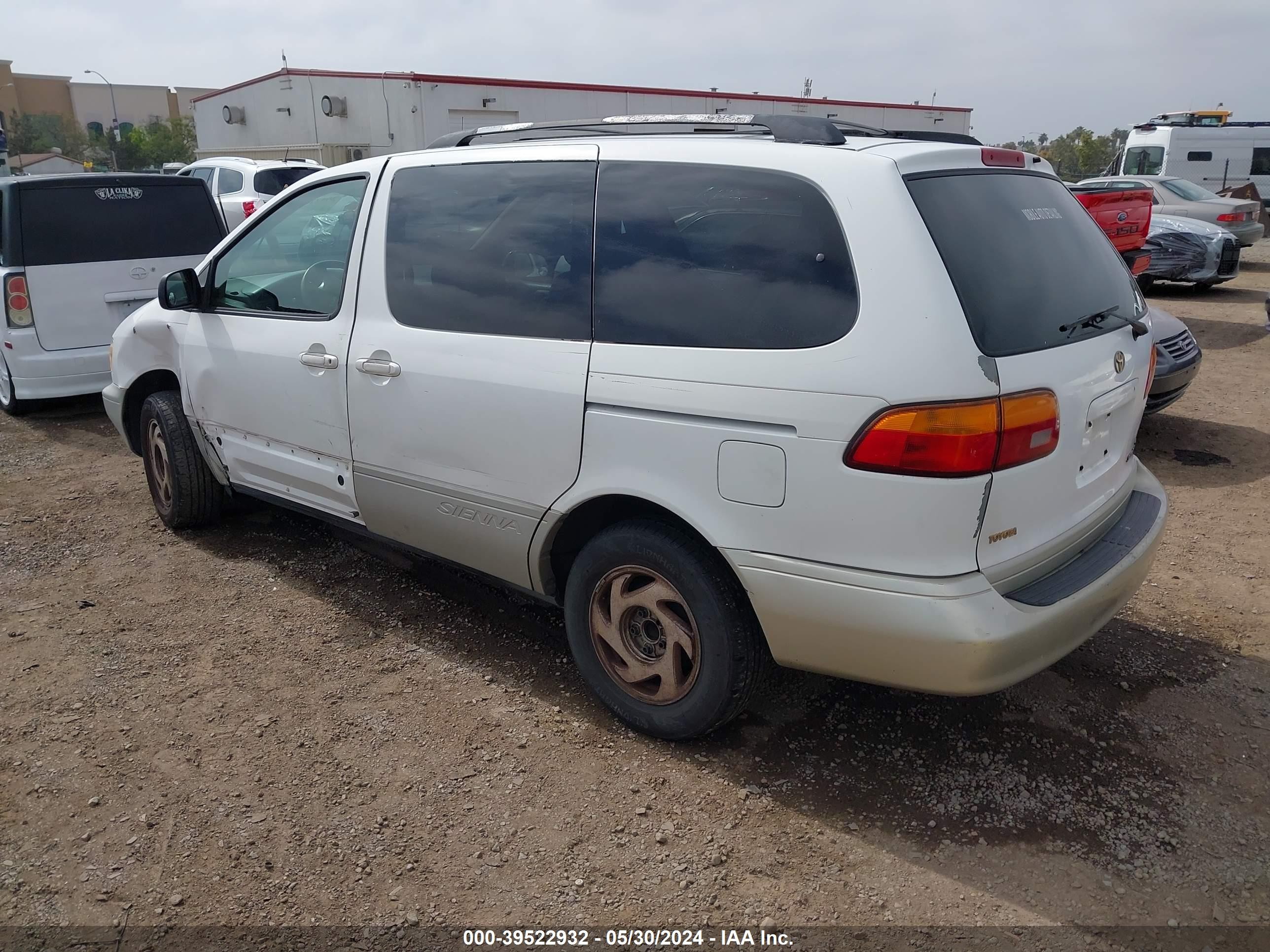 Photo 2 VIN: 4T3ZF13C5XU101204 - TOYOTA SIENNA 