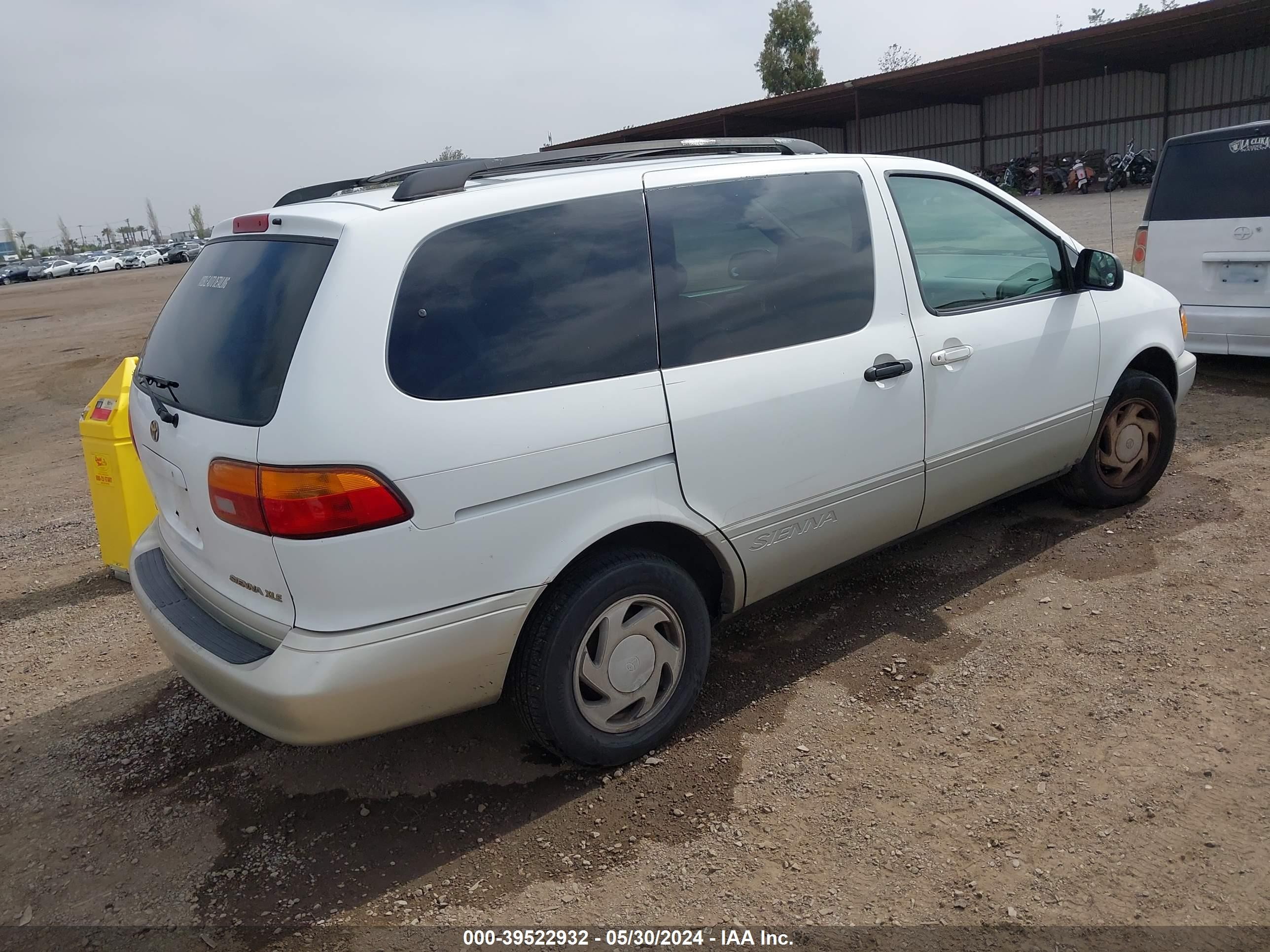 Photo 3 VIN: 4T3ZF13C5XU101204 - TOYOTA SIENNA 