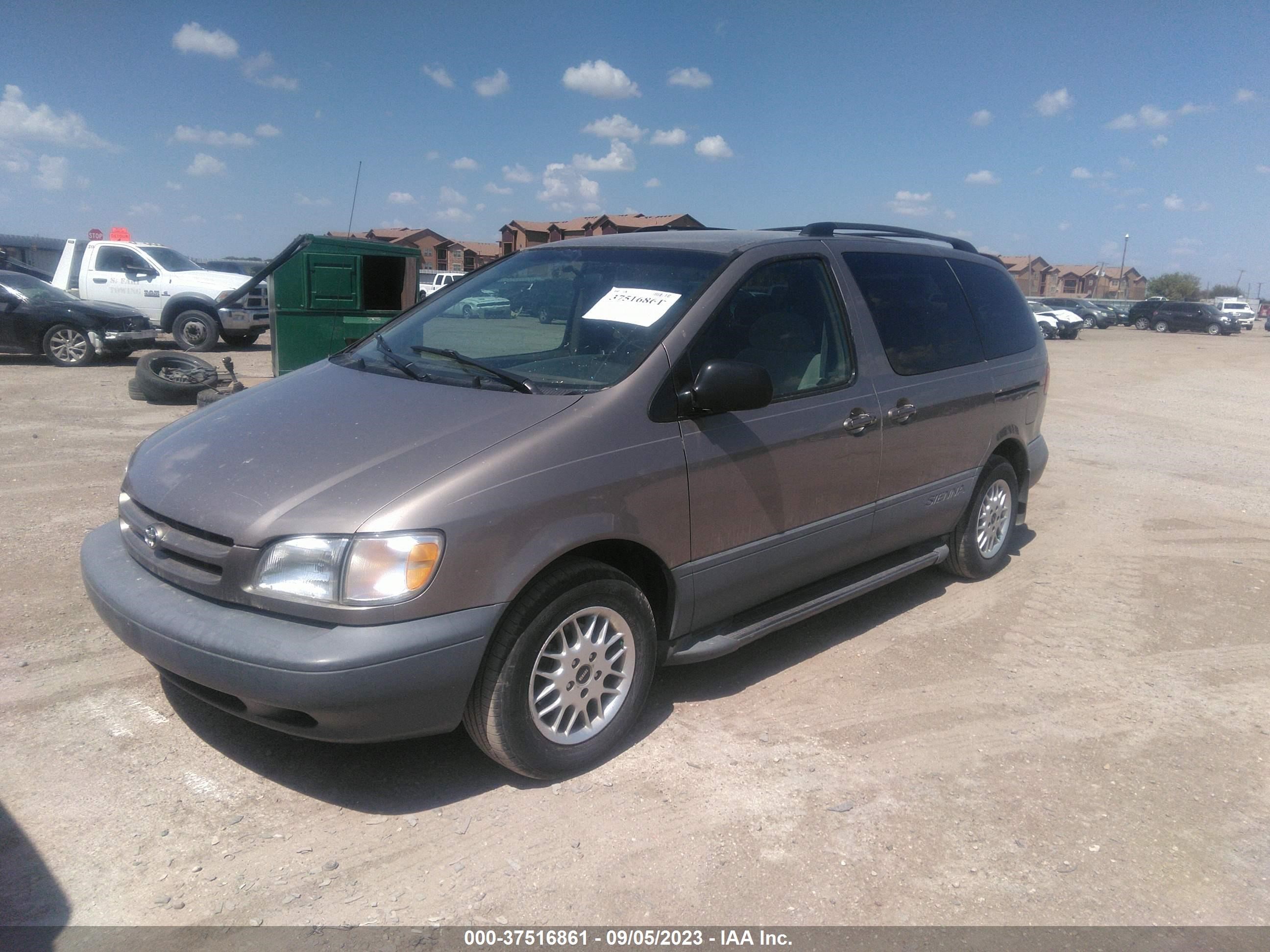 Photo 1 VIN: 4T3ZF13C5XU137152 - TOYOTA SIENNA 