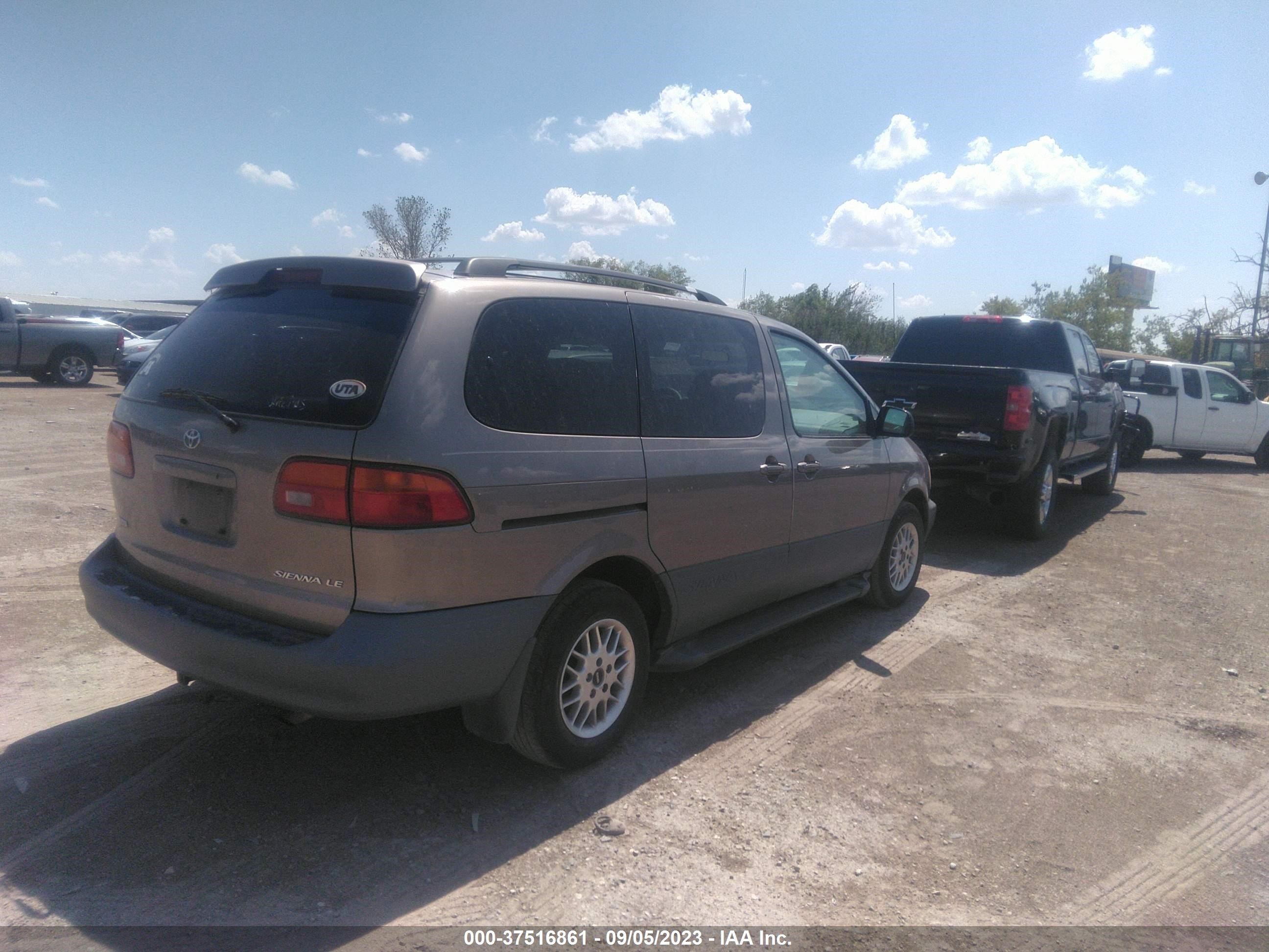 Photo 3 VIN: 4T3ZF13C5XU137152 - TOYOTA SIENNA 