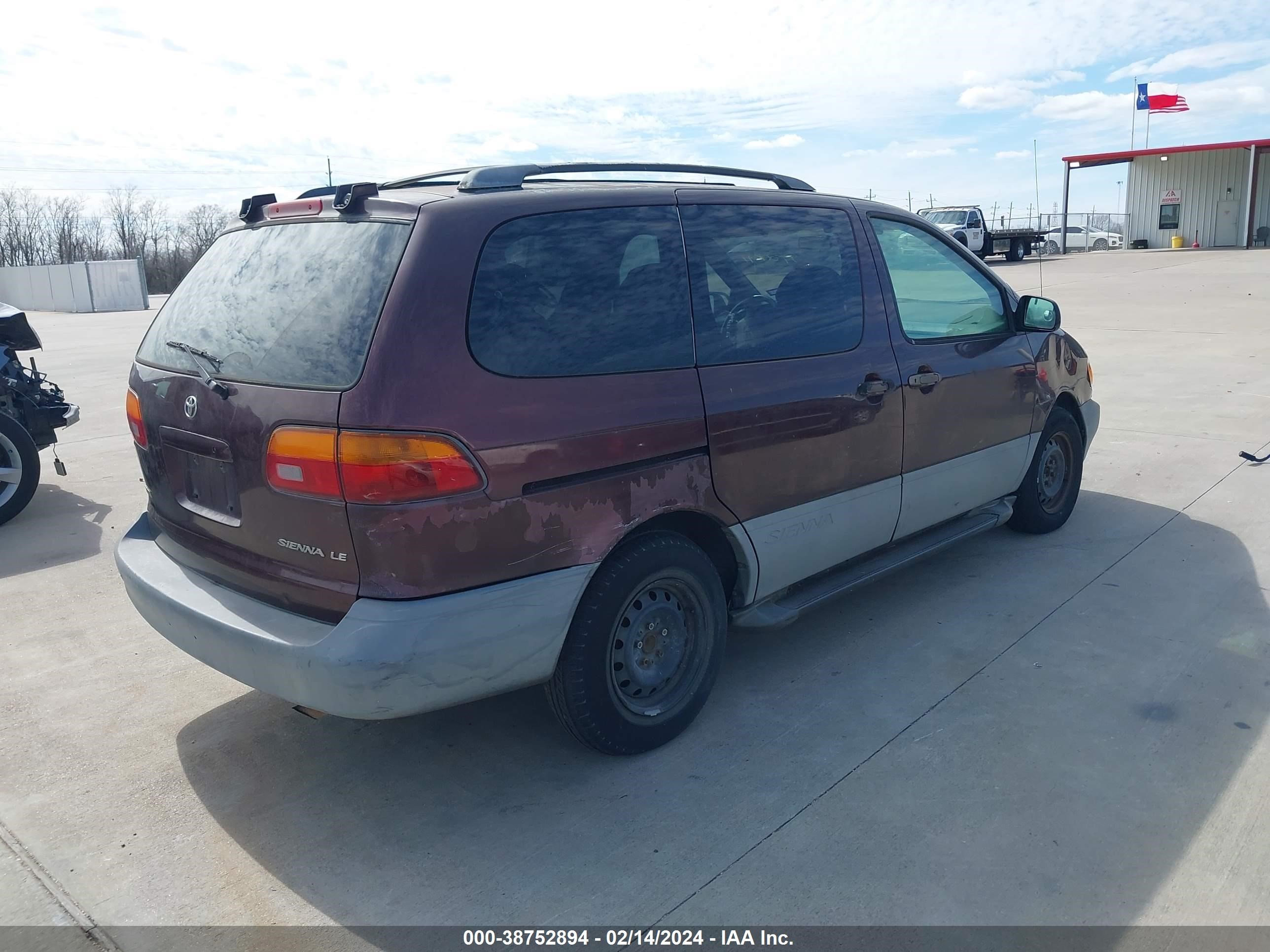 Photo 3 VIN: 4T3ZF13C5YU205046 - TOYOTA SIENNA 