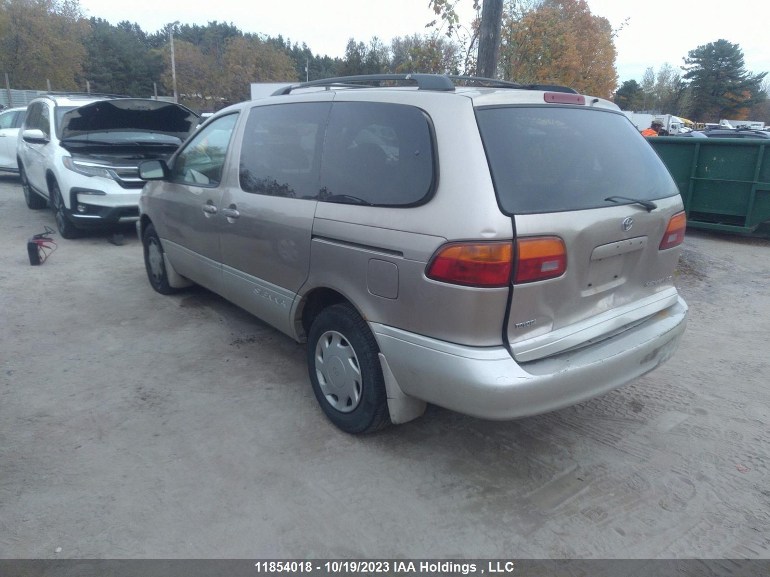 Photo 2 VIN: 4T3ZF13C5YU207346 - TOYOTA SIENNA 