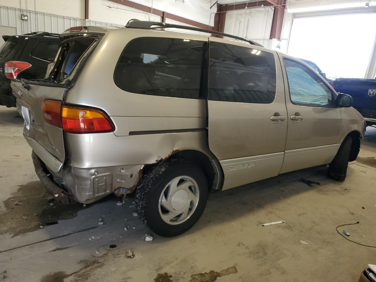 Photo 2 VIN: 4T3ZF13C5YU234367 - TOYOTA SIENNA 