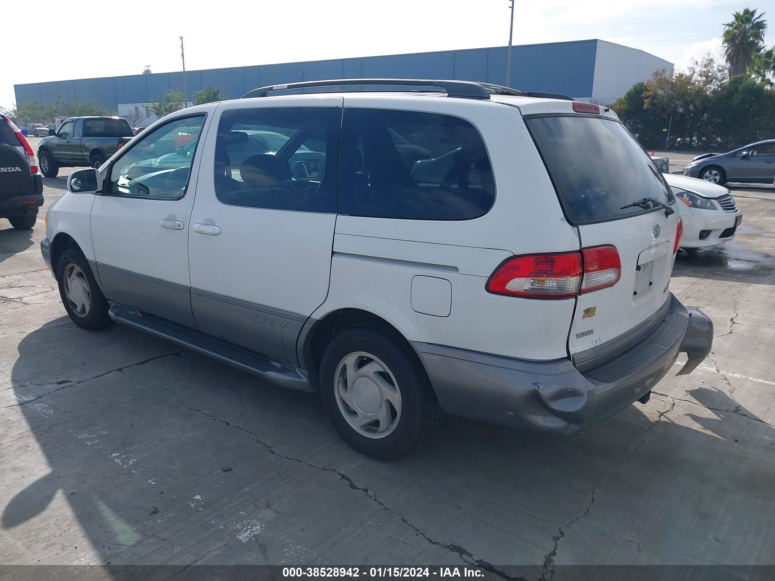 Photo 2 VIN: 4T3ZF13C61U333558 - TOYOTA SIENNA 