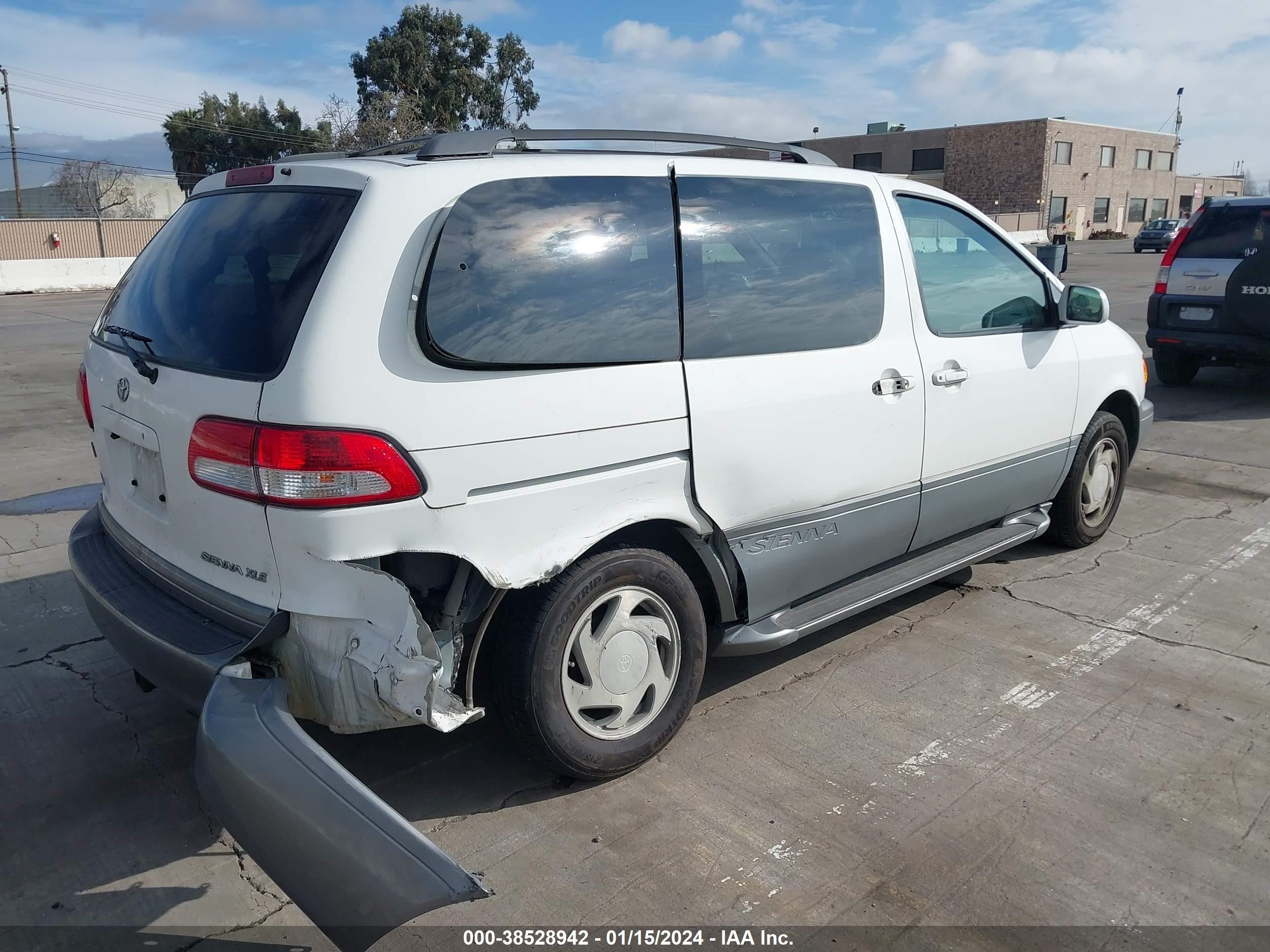 Photo 3 VIN: 4T3ZF13C61U333558 - TOYOTA SIENNA 