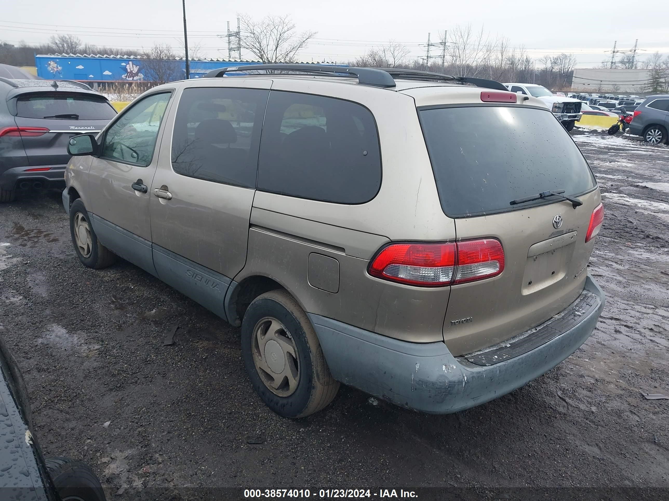 Photo 2 VIN: 4T3ZF13C62U416070 - TOYOTA SIENNA 