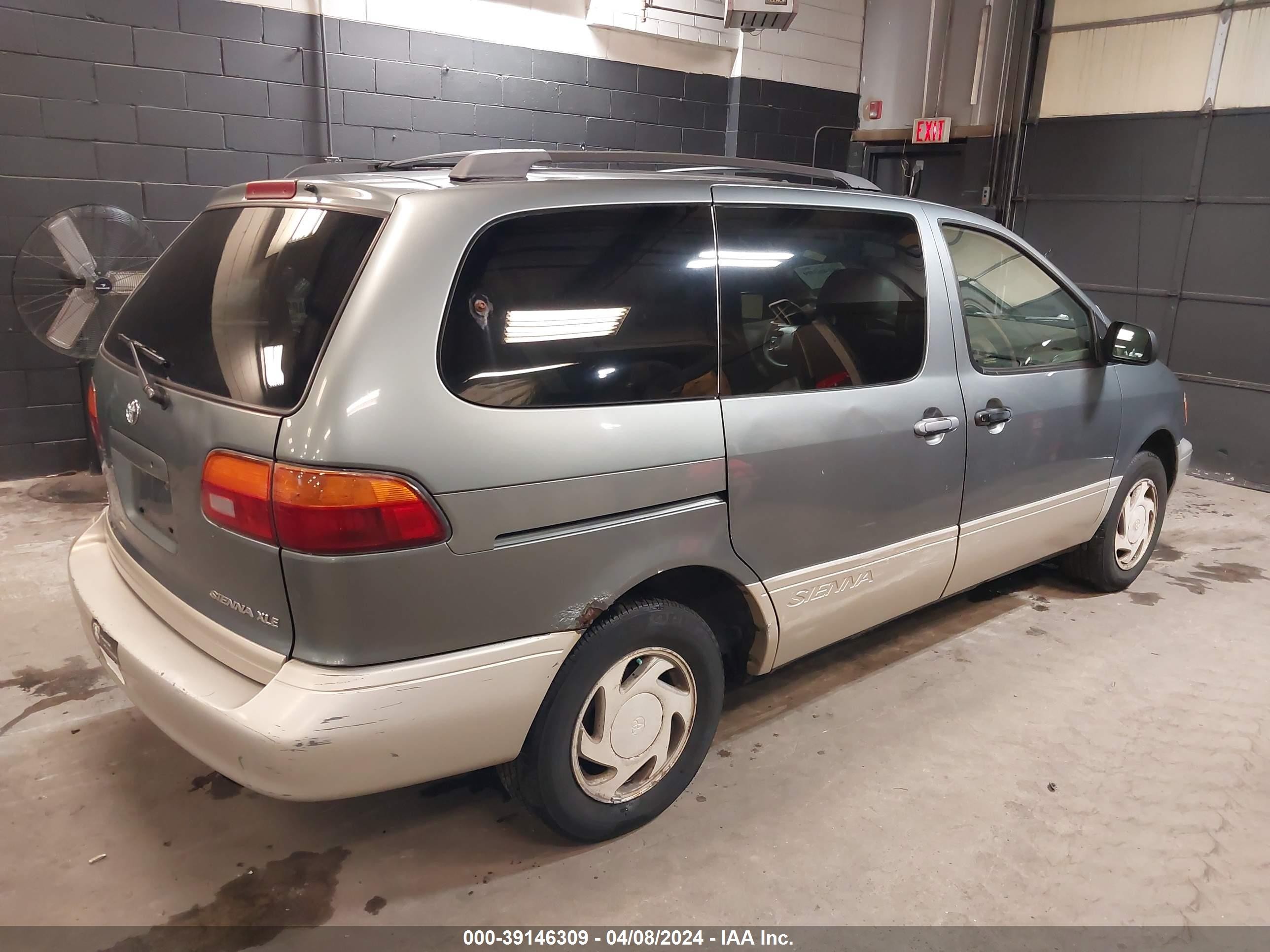 Photo 3 VIN: 4T3ZF13C6YU221420 - TOYOTA SIENNA 